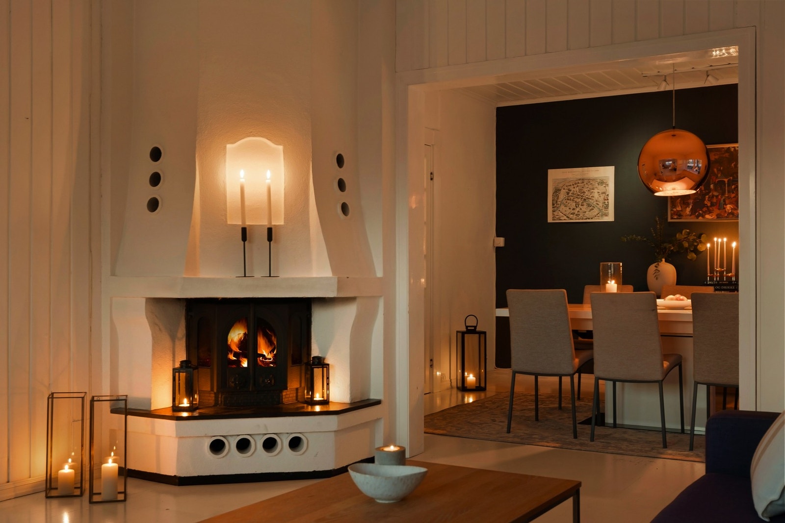 Lun og sjelfull stue med peis, malt tregulv og generøs takhøyde Galleribilde