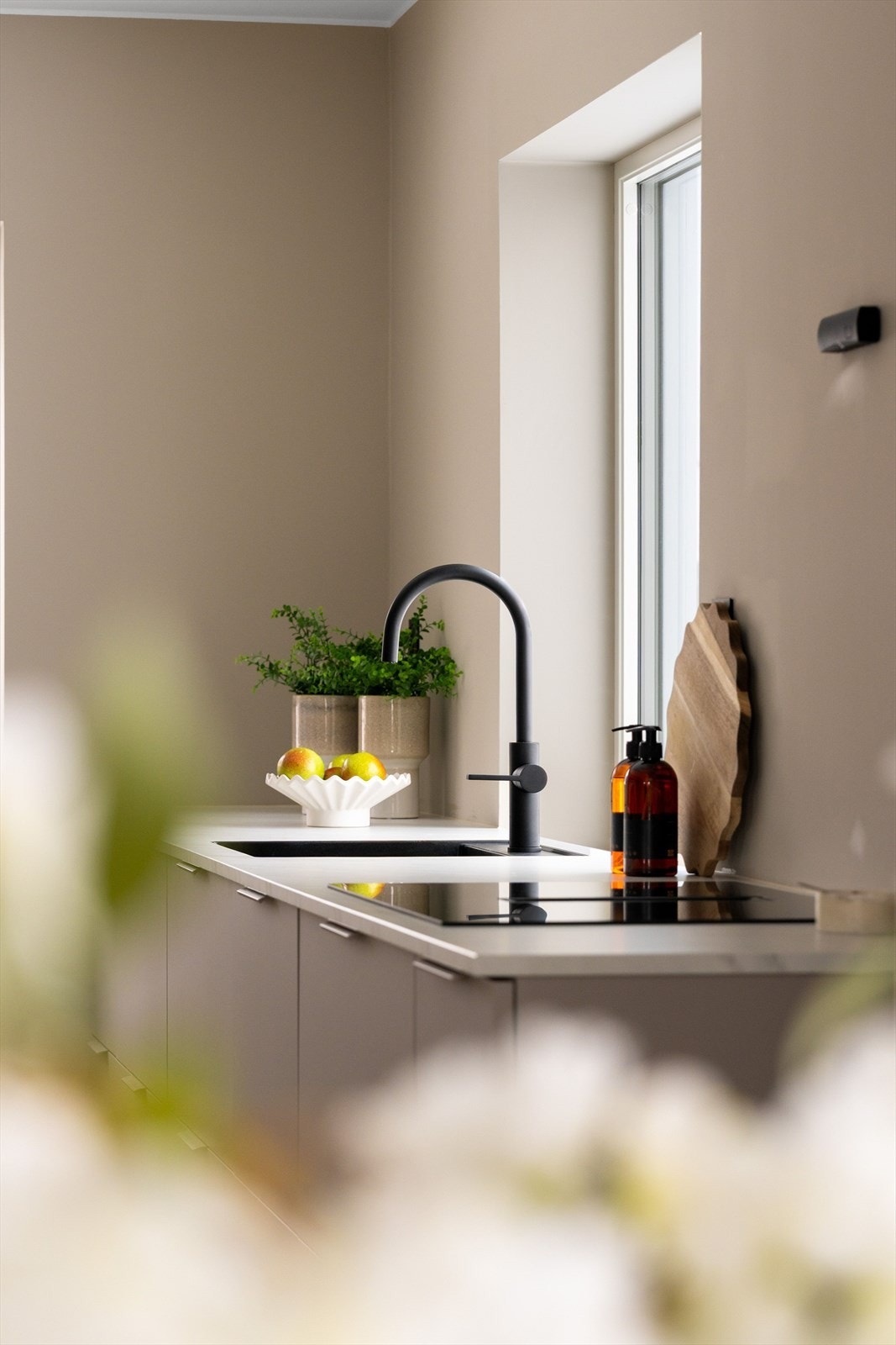 Videre finner du sort vask, hvitevarer fra Electrolux og integrert oppvaskmaskin fra Bosch. Kjøl/frys er pent skjult bak kjøkkenfronter. Galleribilde