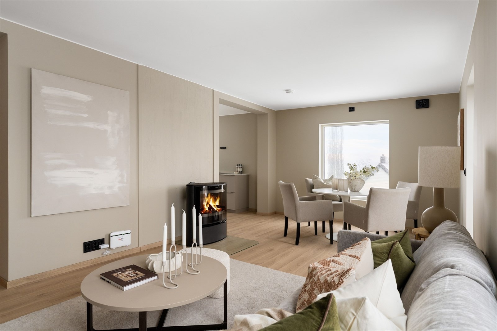 Her er det malt duse beige toner som gjør det enkelt å innrede med egne møbler og tekstiler. Galleribilde