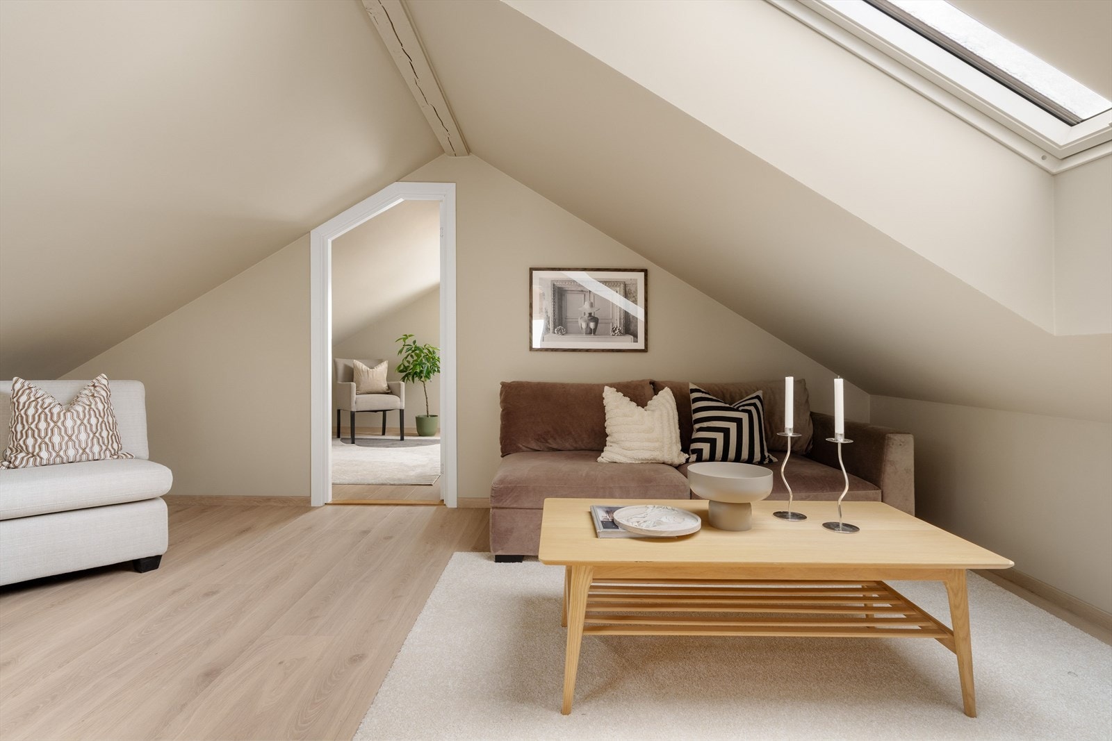 I loftetasjen finner kommer man opp til en praktisk loftstue. Galleribilde