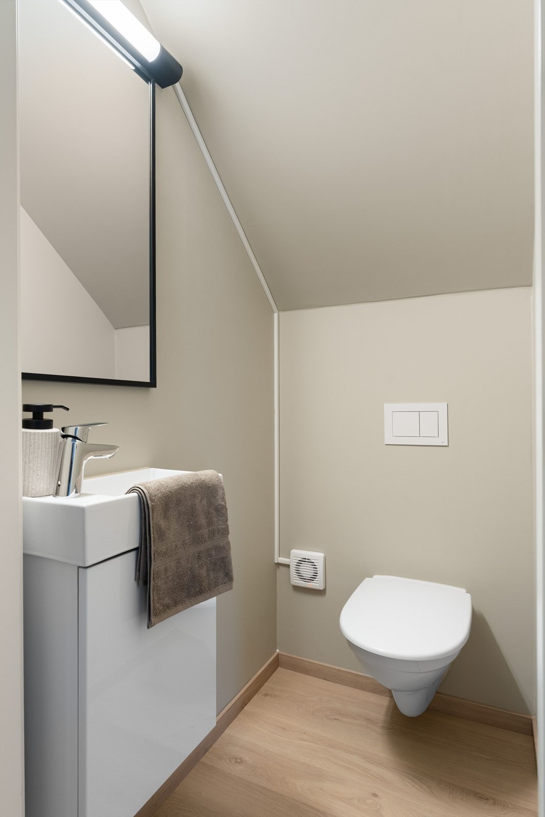 I hovedetasjen finner du også et ekstra toalett. Praktisk for gjester. Galleribilde