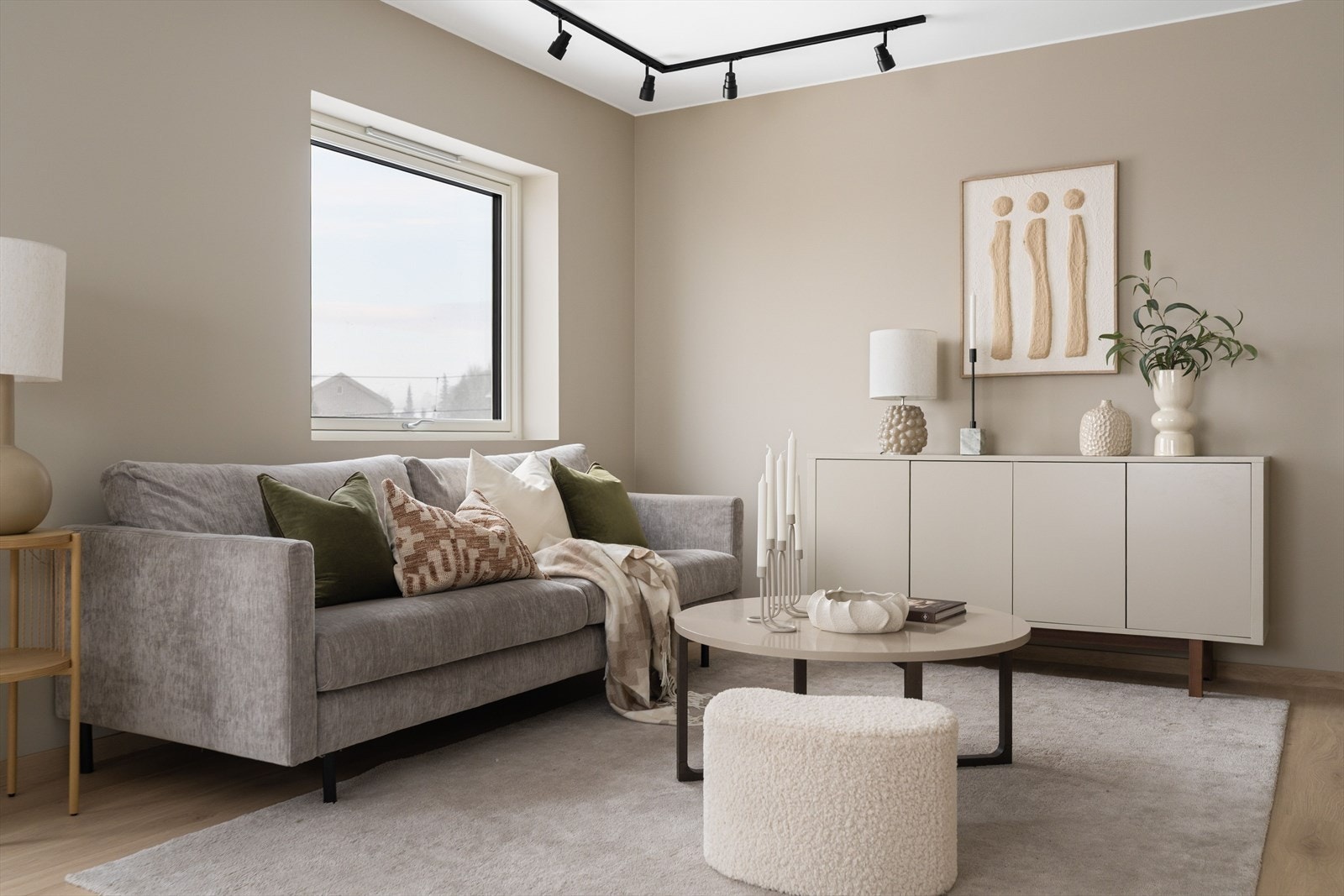 Videre inn kommer du til boligens store sosiale sone. Galleribilde