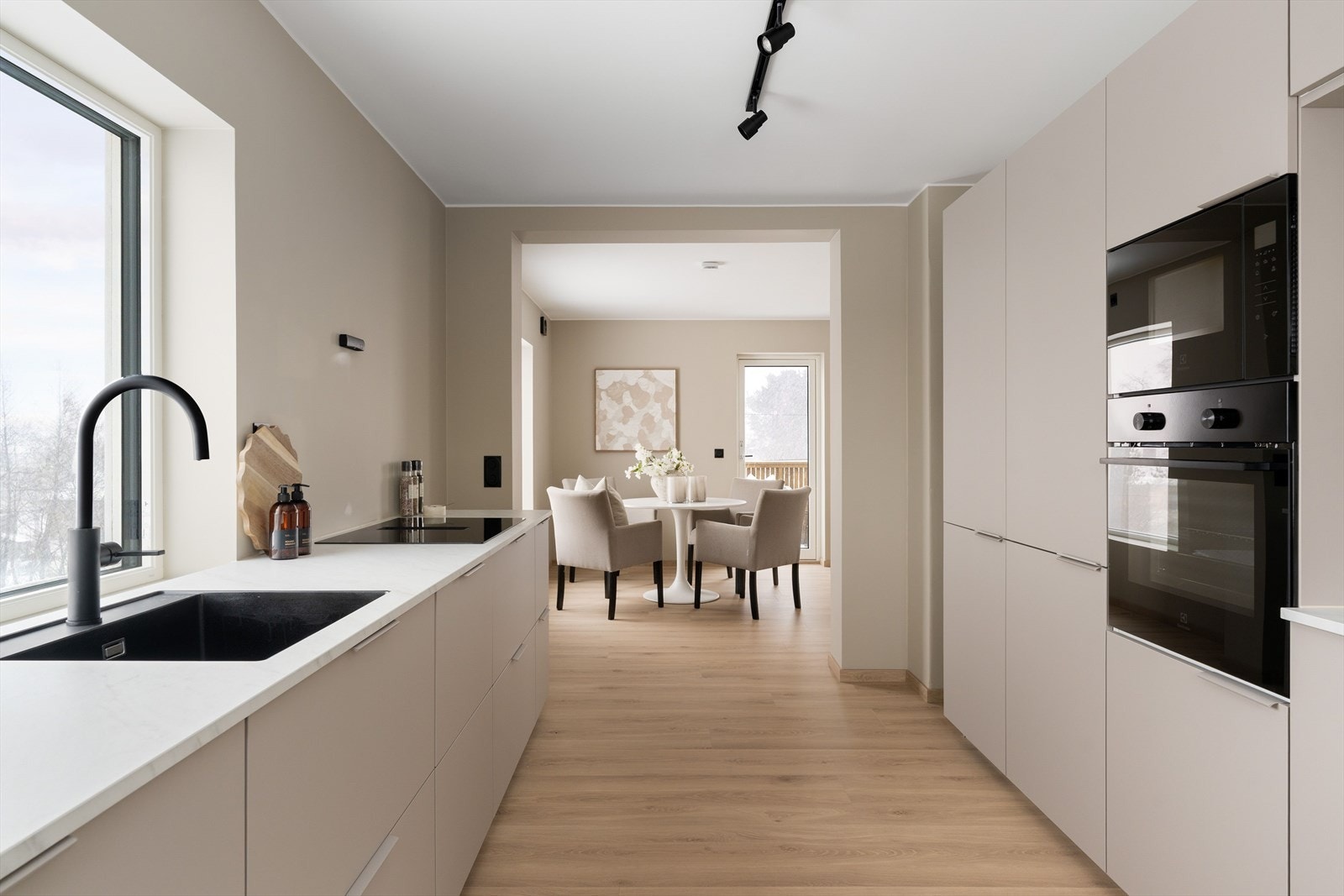 Kjøkkenet kan by på rikelig med benkeplass og oppbevaring i både skap og skuffer. Galleribilde