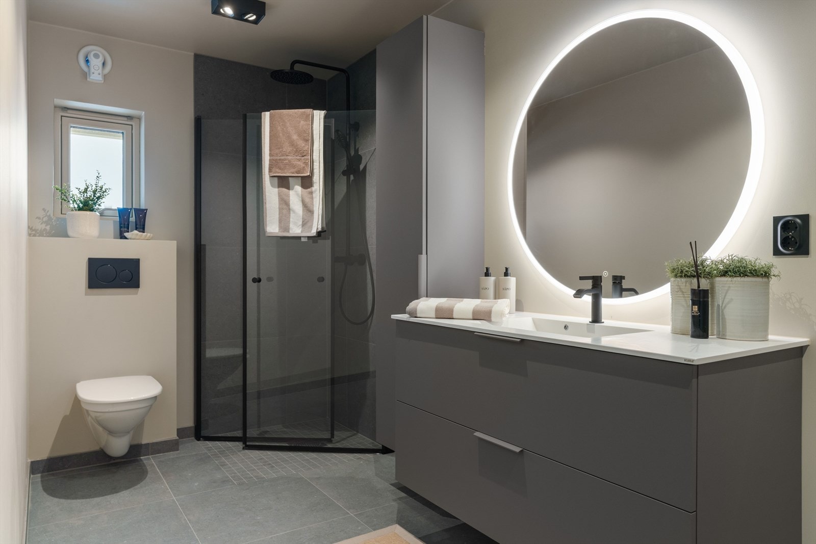 Badet ligger i boligens hovedetasje. Her er det innredet med toalett, dusjhjørne, servant og opplyst speil. Galleribilde