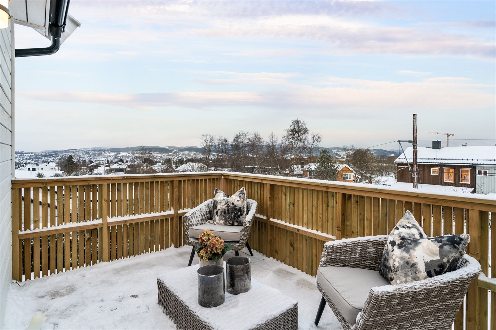 Fra stuen er det utgang til en trivelig balkong. Galleribilde