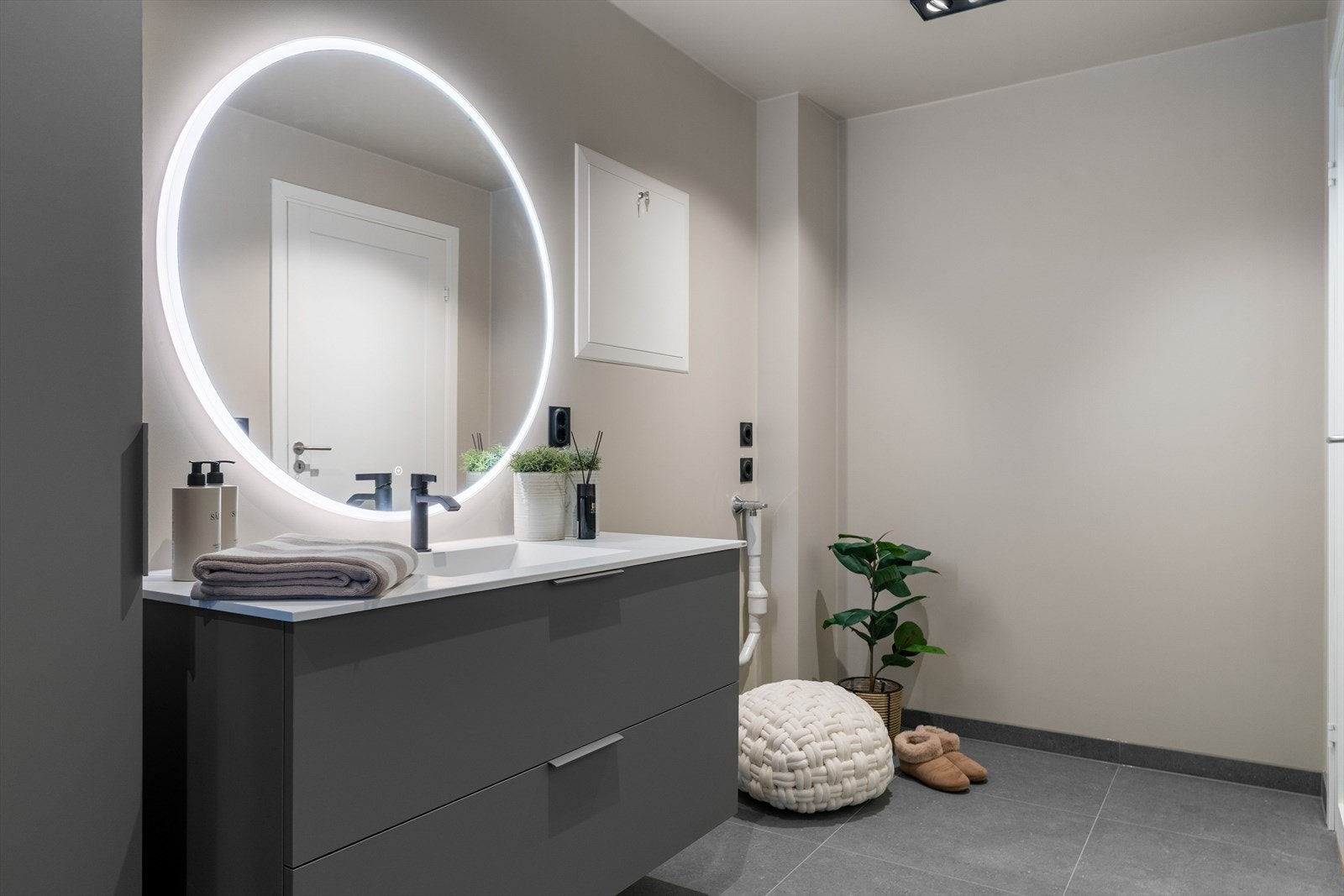 På badet har man plass til vaskemaskin. Galleribilde