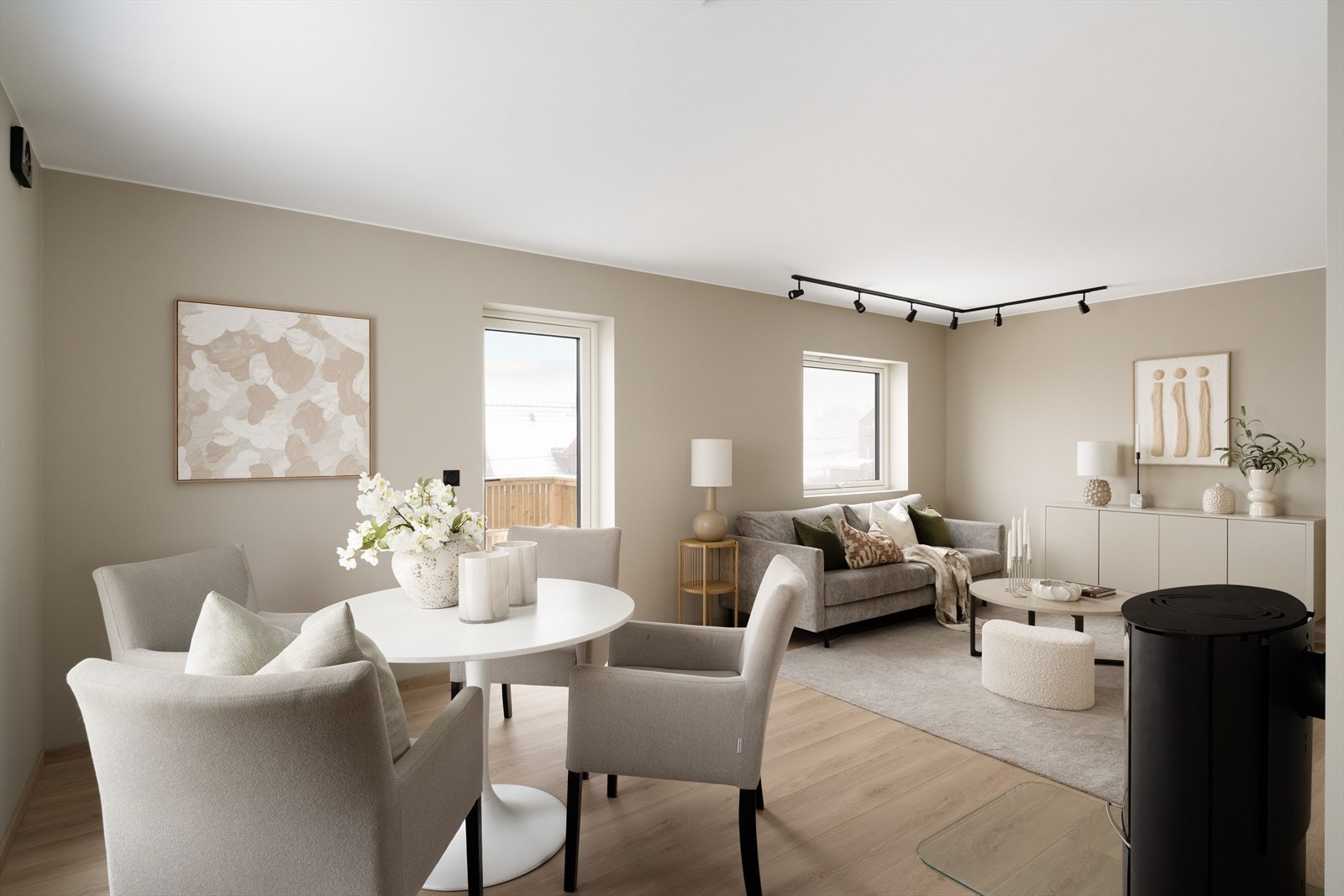 Store vinduer gir godt med naturlig lys inn i stuen. Galleribilde