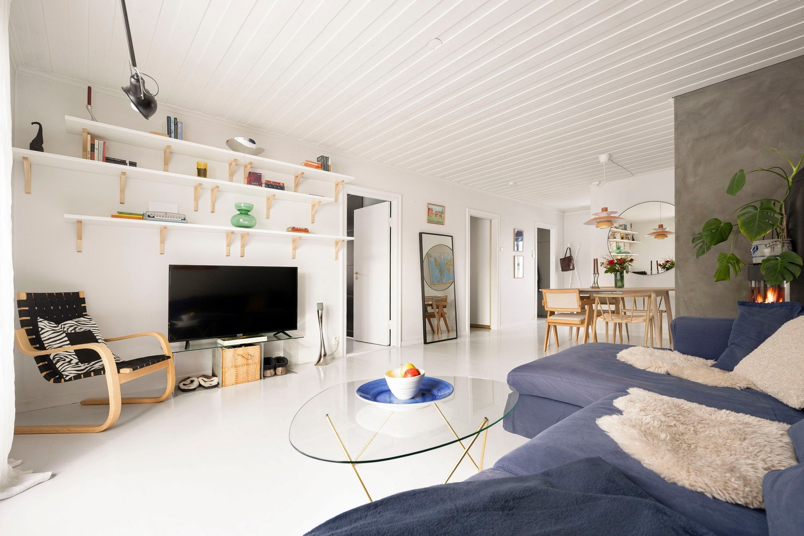 Stuen har god utforming med naturlig plass til en spisegruppe, stor sofa og TV med tilhørende møblement. Galleribilde