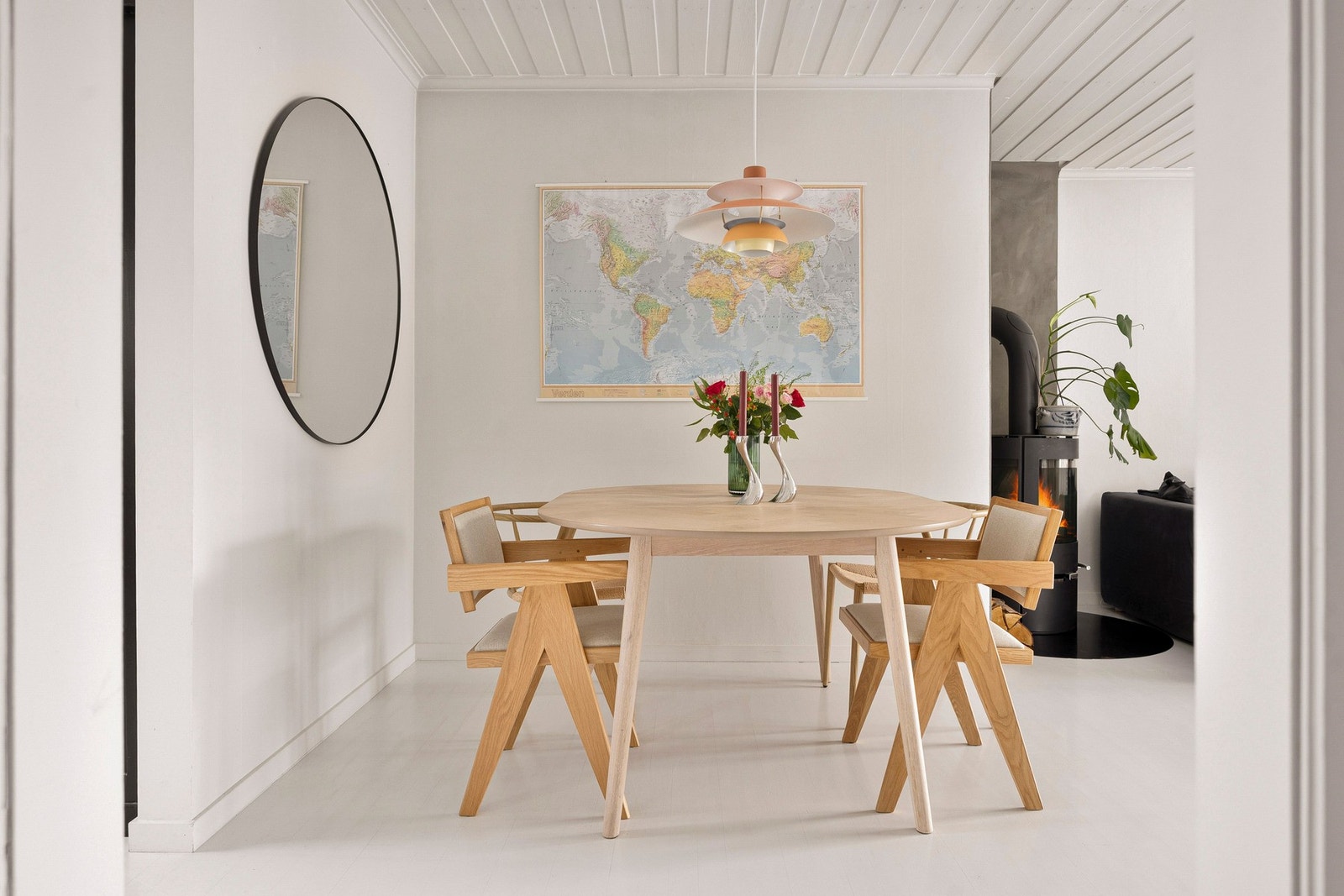Stuen har god utforming med naturlig plass til en spisegruppe, sofa og TV med tilhørende møblement. Galleribilde