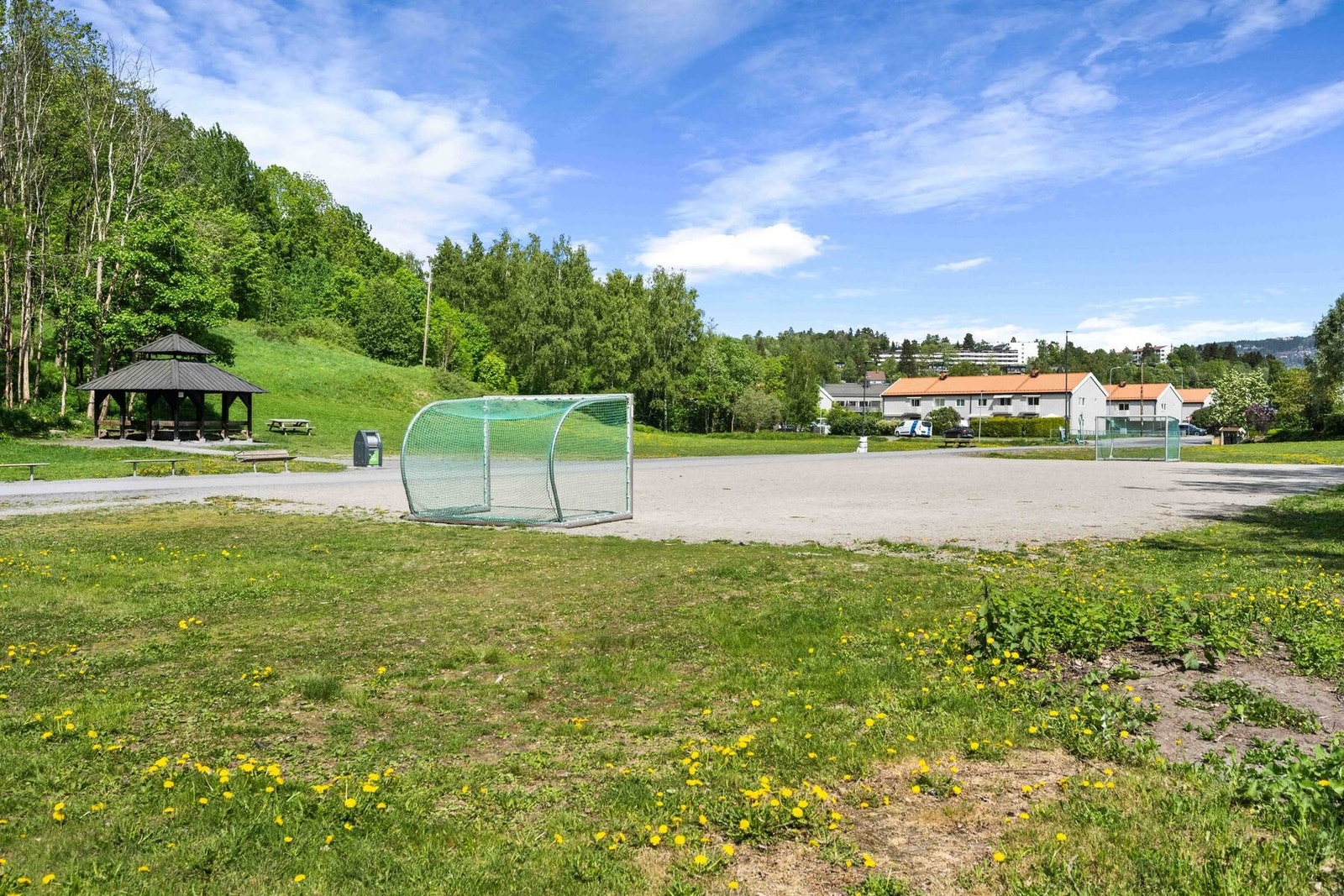 Leiligheten ligger i umiddelbar nærhet til idylliske Hagabråten og kort vei til turveier og stier rundt Øvrevoll Galoppbane og Galleribilde