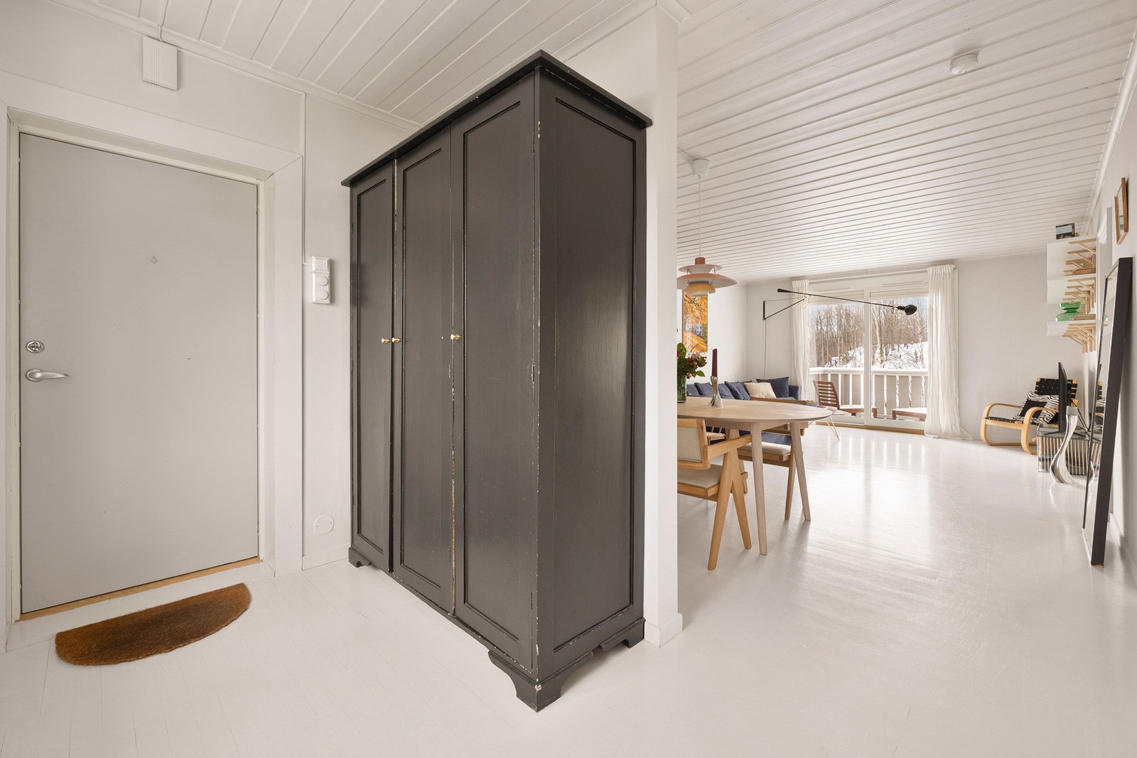 Det er satt inn et garderobeskap med god plass til å henge fra seg yttertøyet, som medfølger salget. Galleribilde