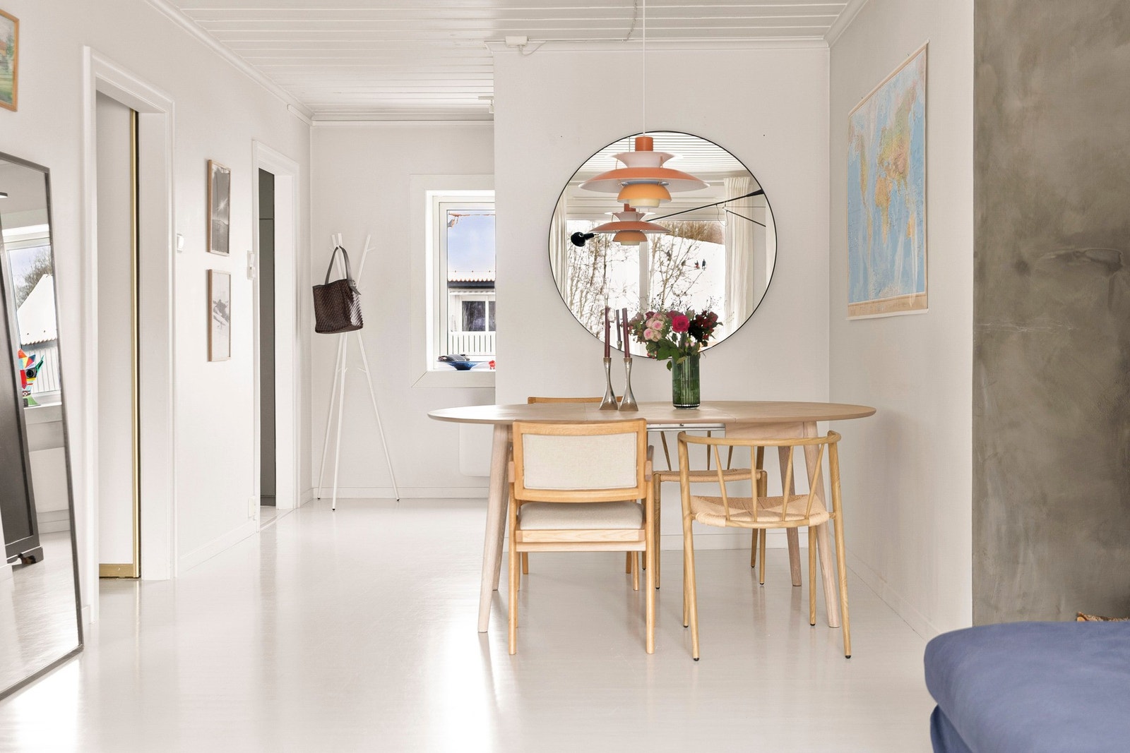 Veggene er malt i lyse farger og gulvet er belagt med malt parkett. Galleribilde