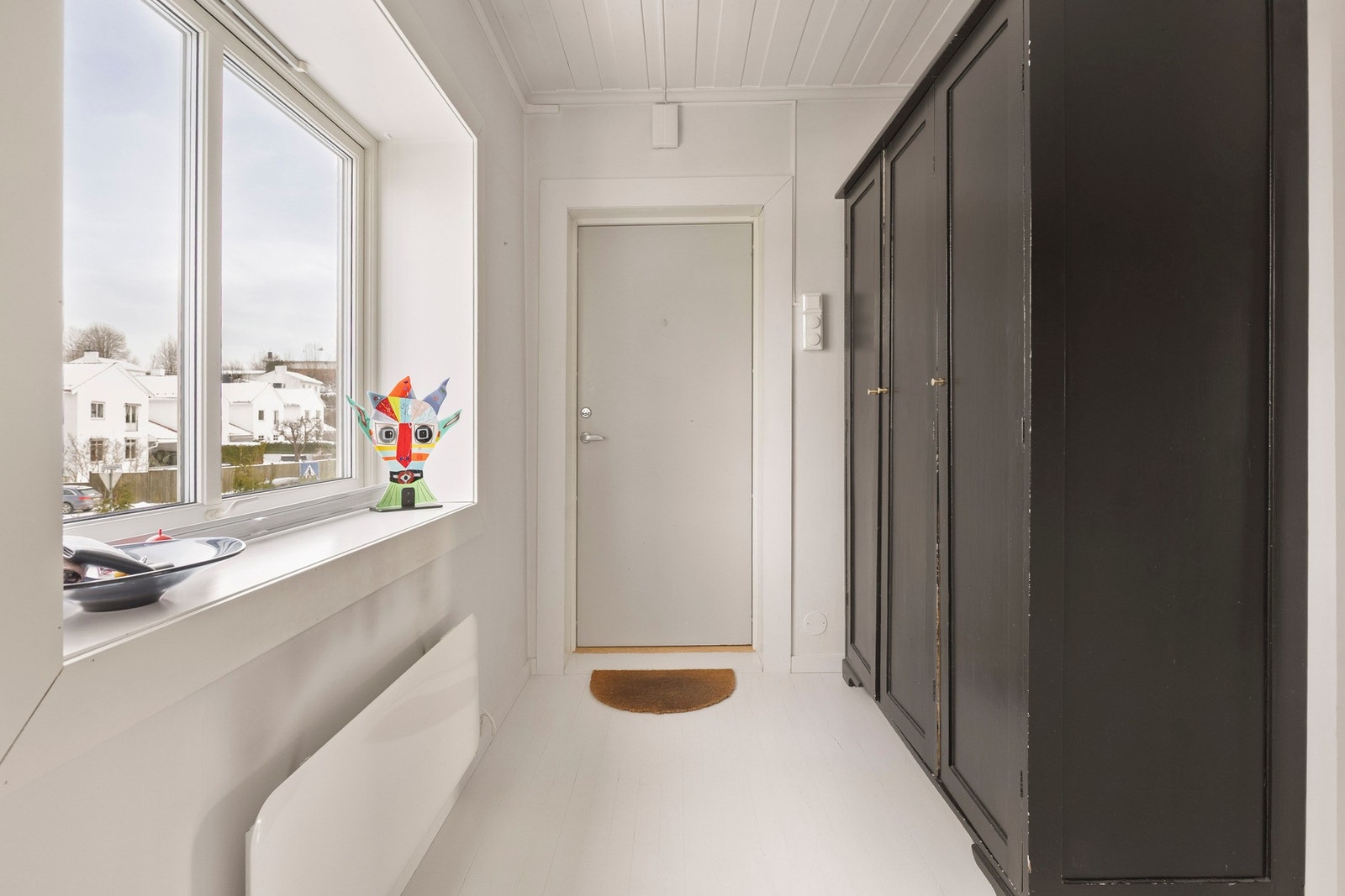 Velkommen inn! Det første som møter deg er en lys og fin entré som gir et godt førsteinntrykk av boligen. Galleribilde