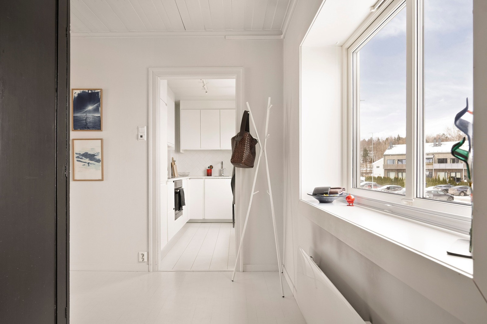 Kjøkkenet ligger i tilknytning til entré og stue. Galleribilde