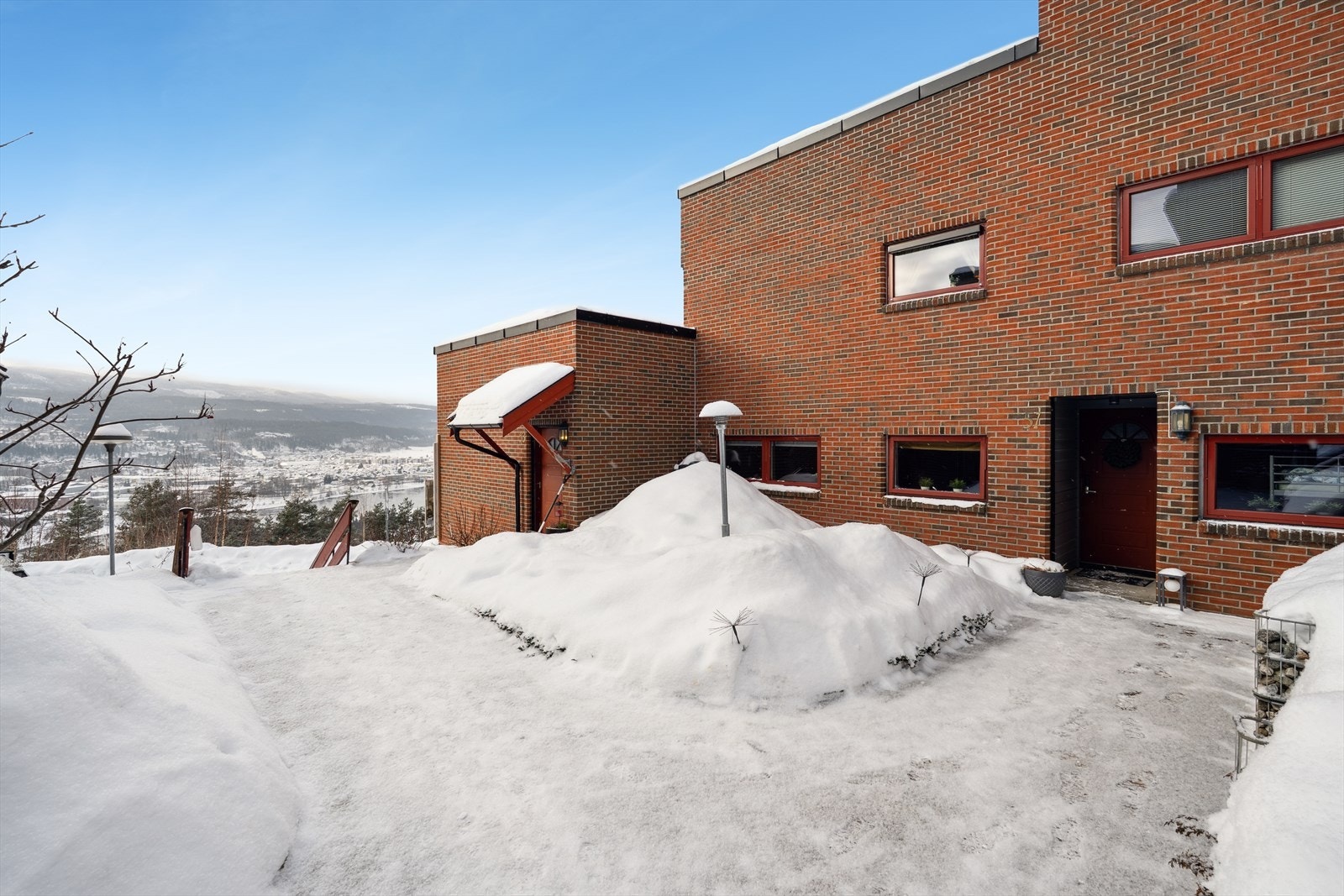 Fellesarealene rundt bygget gir rom for sosialt samvær og lek, og området fremstår som barnevennlig og godt vedlikeholdt. Her er det muligheter for å nyte uteplassen i rolige omgivelser, samtidig som man har kort vei til naturen. Galleribilde