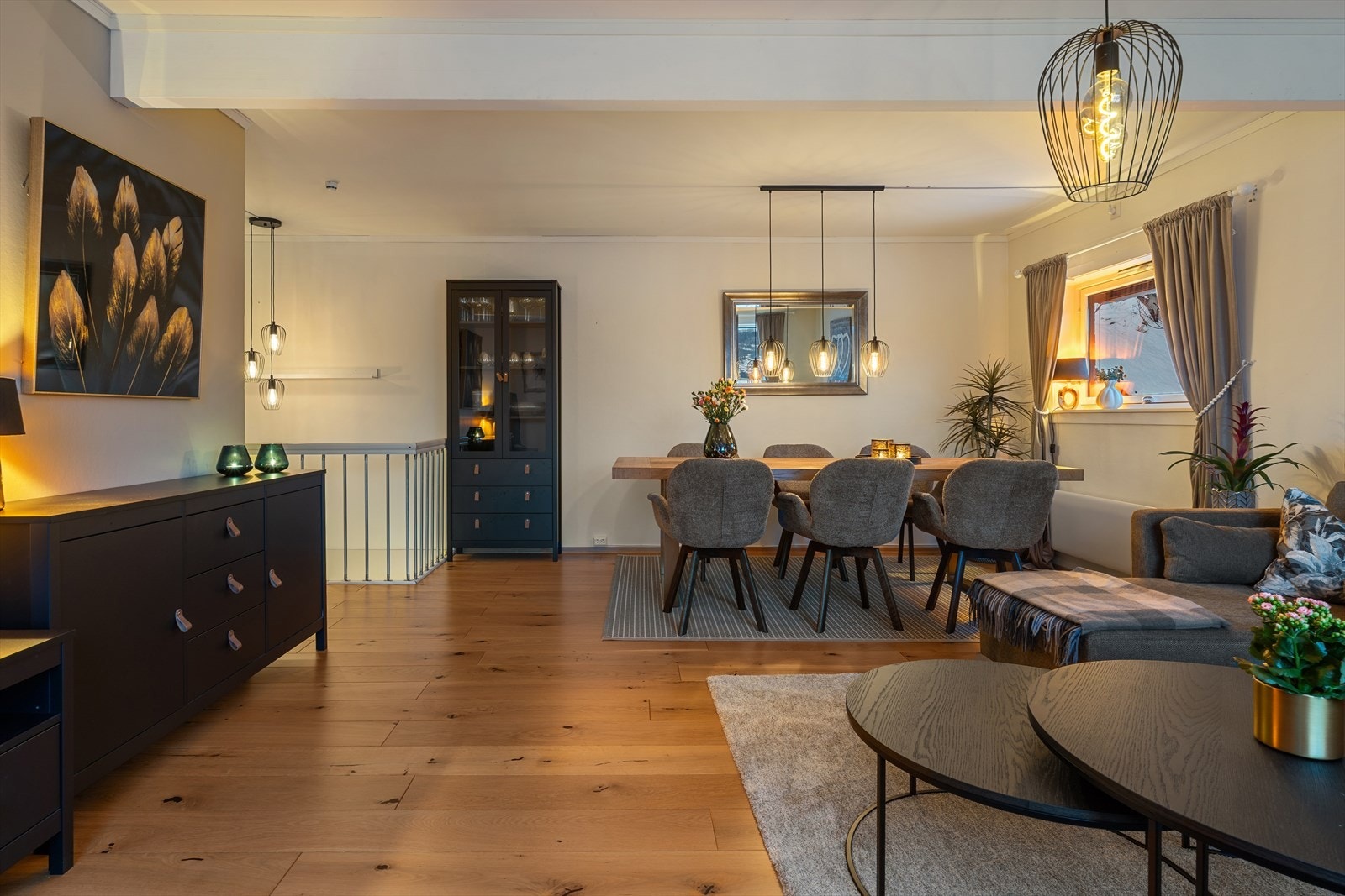 På gulvet finner du laminat og veggflatene er malte. Galleribilde