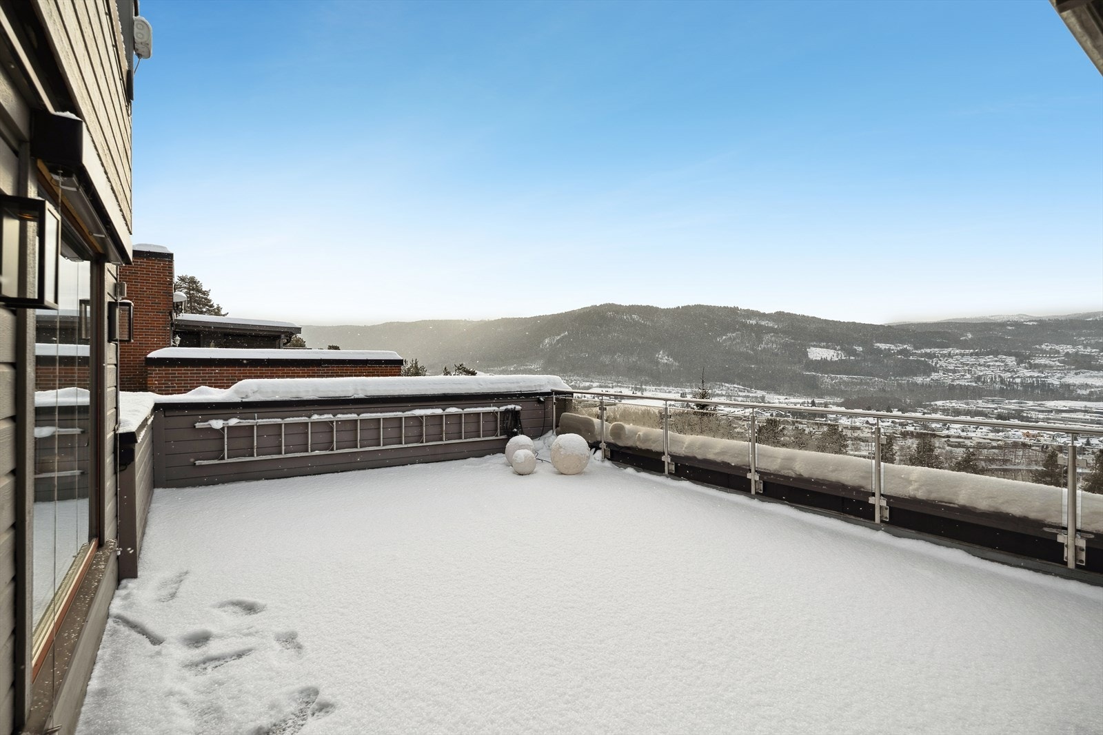 Balkongen gir rikelig plass til komfortable hagemøbler, og inviterer deg til å nyte en nydelig utsikt som følger deg gjennom årstidene. Galleribilde