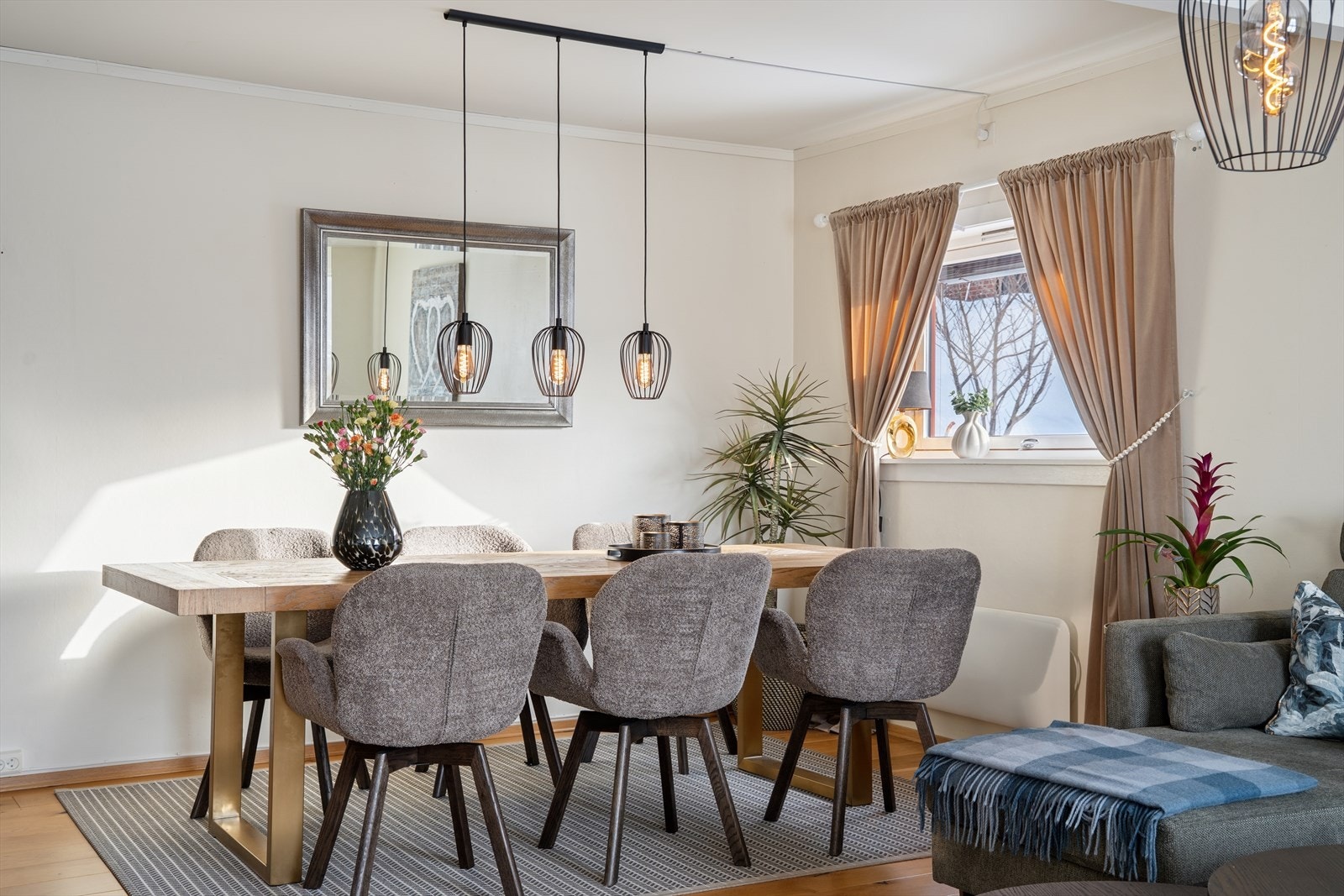 Spisestuen er plassert nær kjøkkenet. Galleribilde