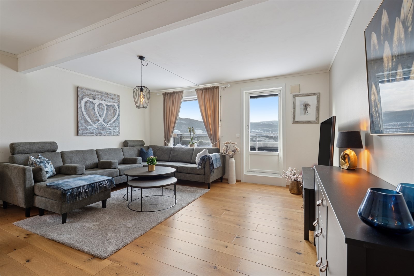 Fra stuen er det videre adkomst til en balkong. Galleribilde