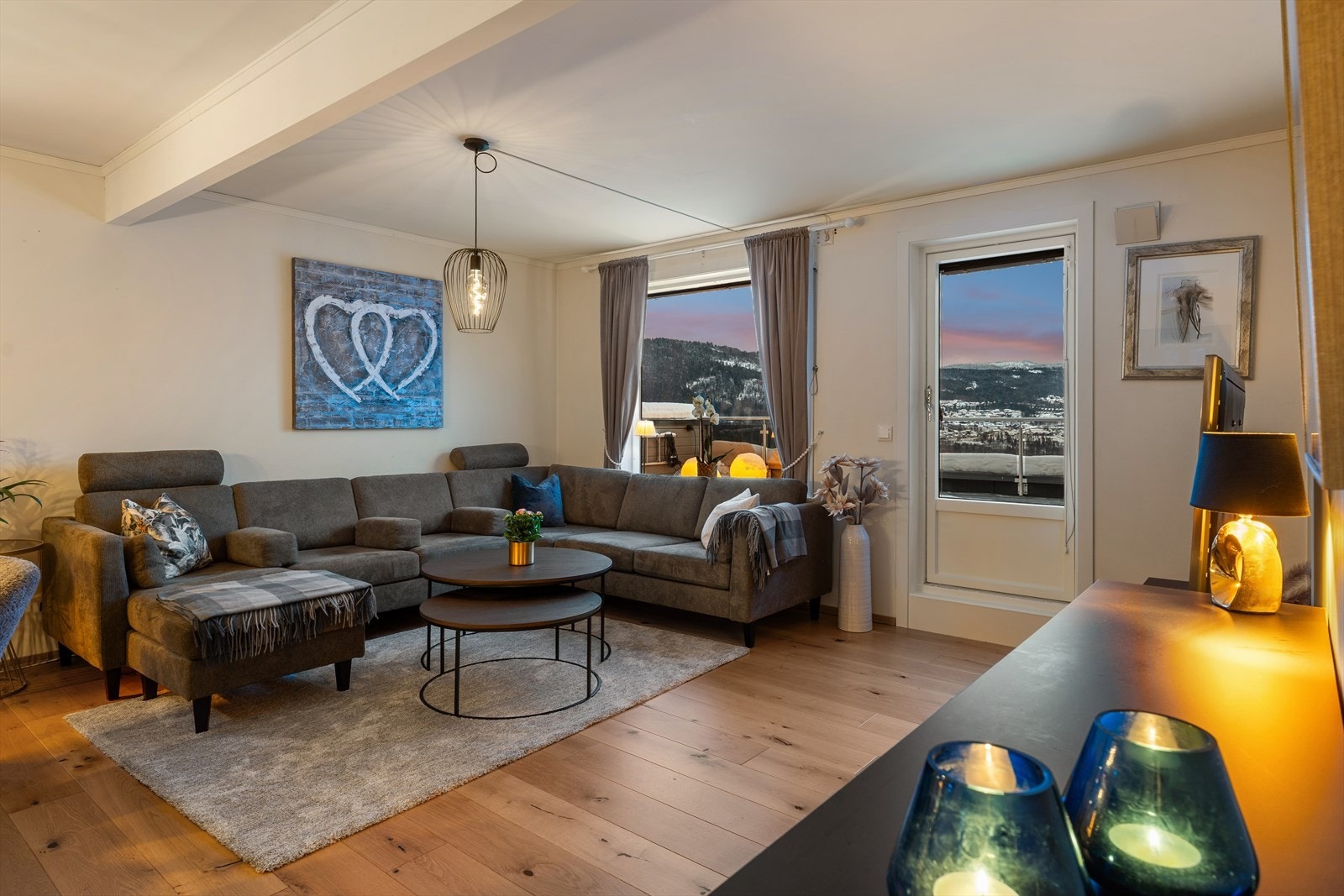 Fra sofagruppen kan du nyte gode utsiktsforhold. Galleribilde