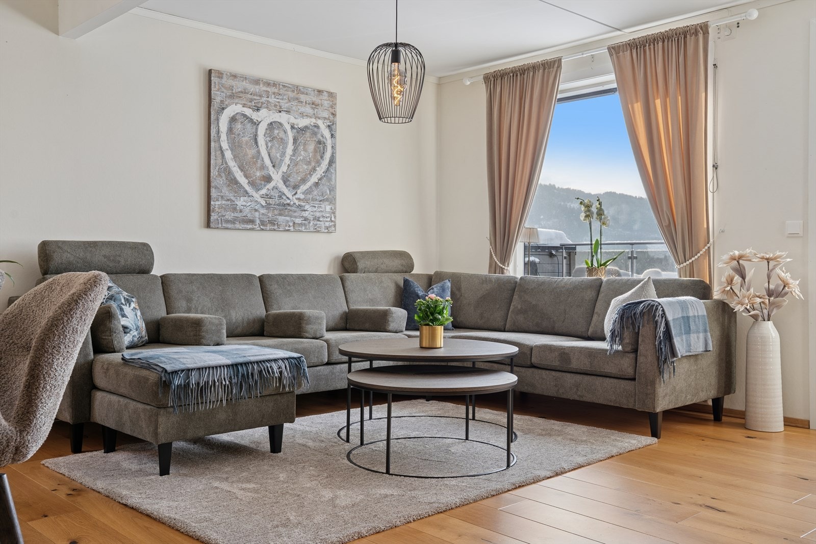 Sofagruppen er plassert fint ved vinduet. Galleribilde