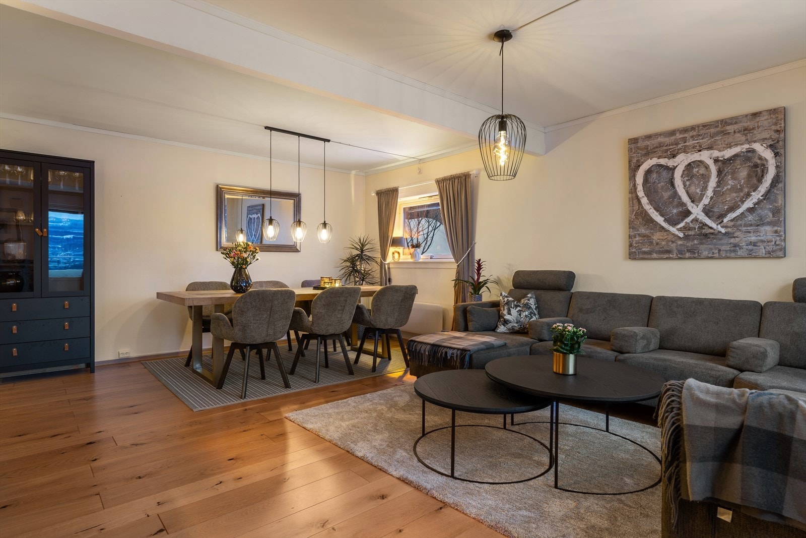 Stuen er av god størrelse og har plass til en komfortabel sofagruppe og spisegruppe. Galleribilde