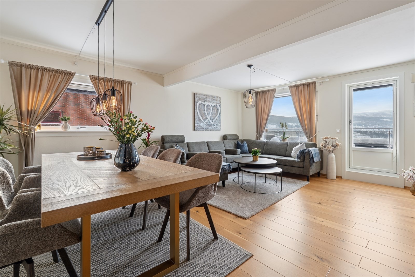 Store vindusflater slipper inn godt med naturlig lys og gir rommet en lys og luftig følelse. Galleribilde