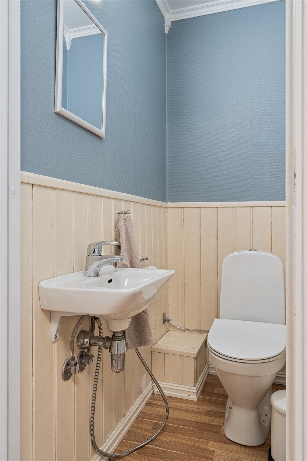 Leiligheten har et separat toalettrom med laminat på gulvet og brystpanel på veggene. Rommet er innredet med et gulvstående toalett og en vask. Ventilasjonen er basert på naturlig avtrekk. Galleribilde