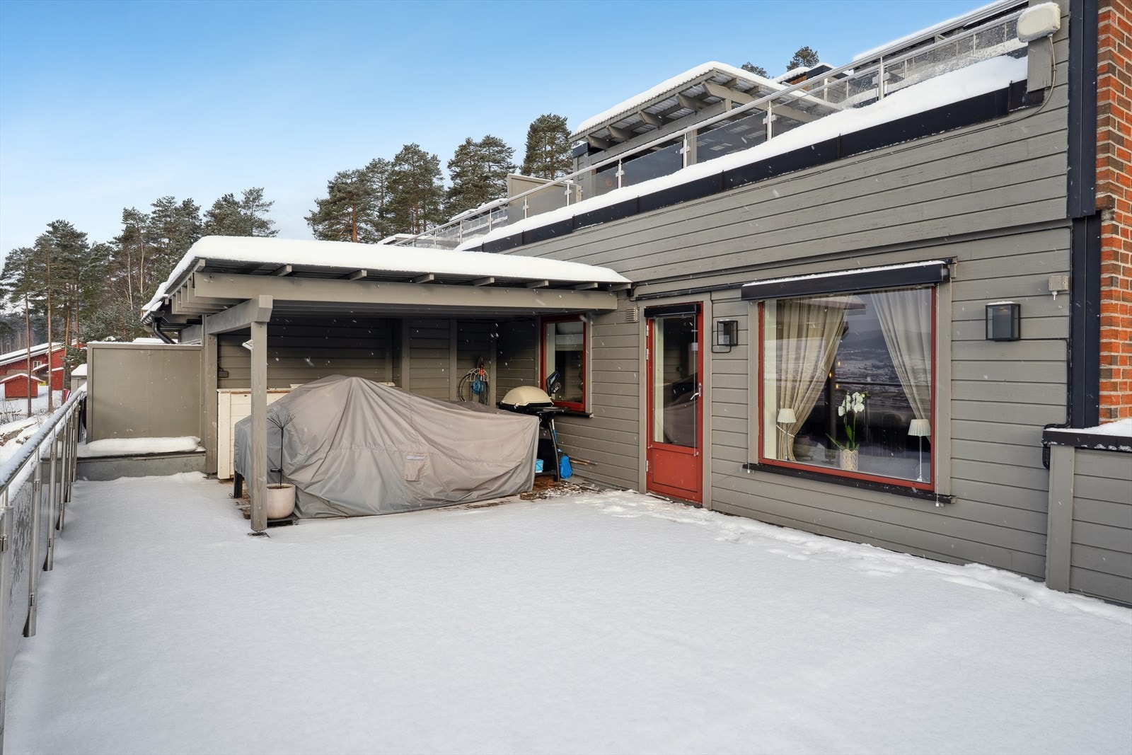 Nyt solrike dager på terrassen. Galleribilde