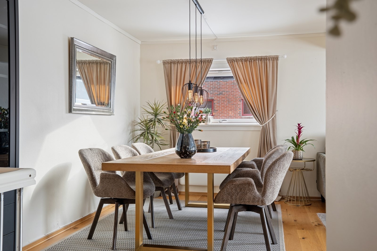 Spisegruppen har en lys og fin plassering i stuen. Galleribilde