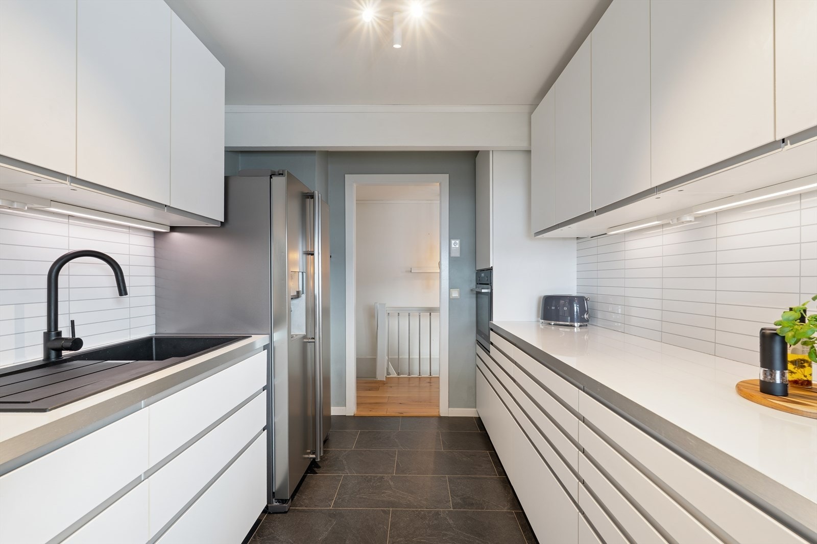 Kjøkkenet har plass til både frittstående og integrerte hvitevarer. Galleribilde