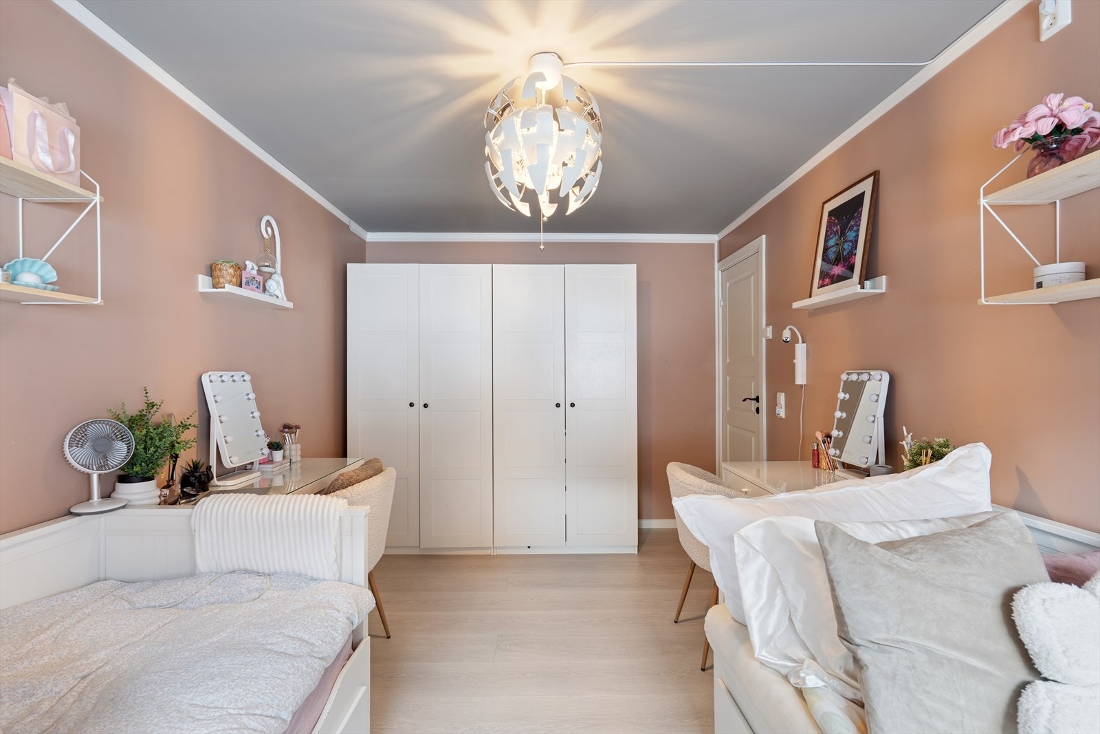 Her er det også plass til en praktisk garderobeløsning. Galleribilde