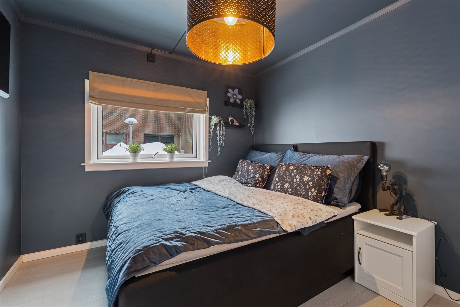 Soverom med et behagelig fargevalg på vegger. Galleribilde