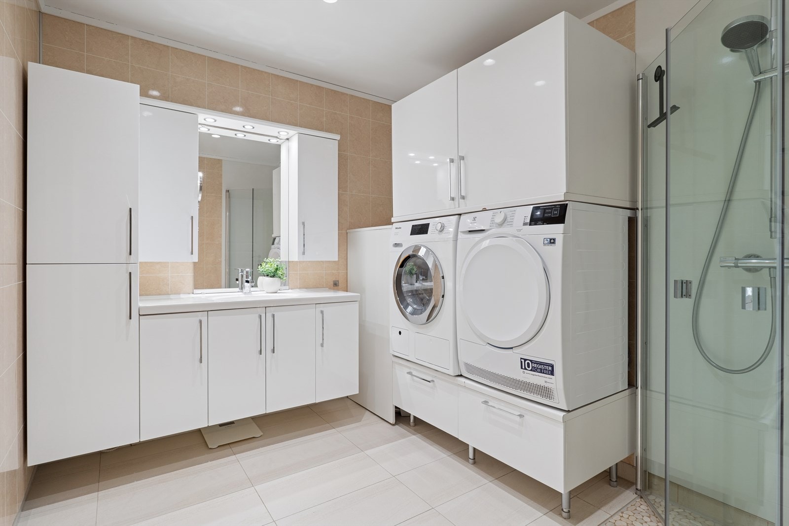 Badet ble renovert i 2015 og har våtromsplater på veggene og fliser på gulvet. Galleribilde