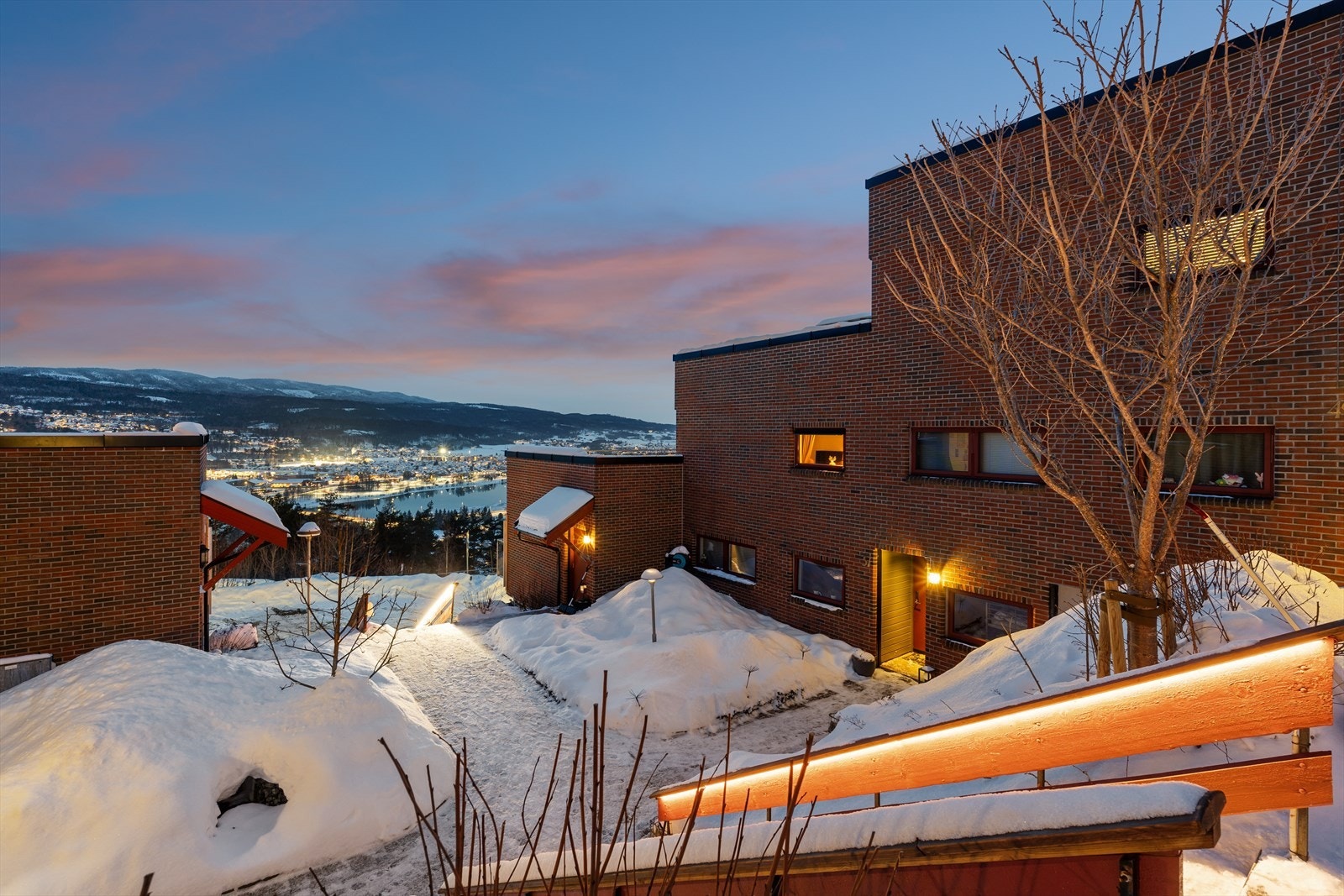 Tomten er opparbeidet med asfalt og belegningsstein, internveier som gir god adkomst til bygget. Det er etablert trapper og enkelte prydbusker som bidrar til et grønt og trivelig utemiljø. Galleribilde