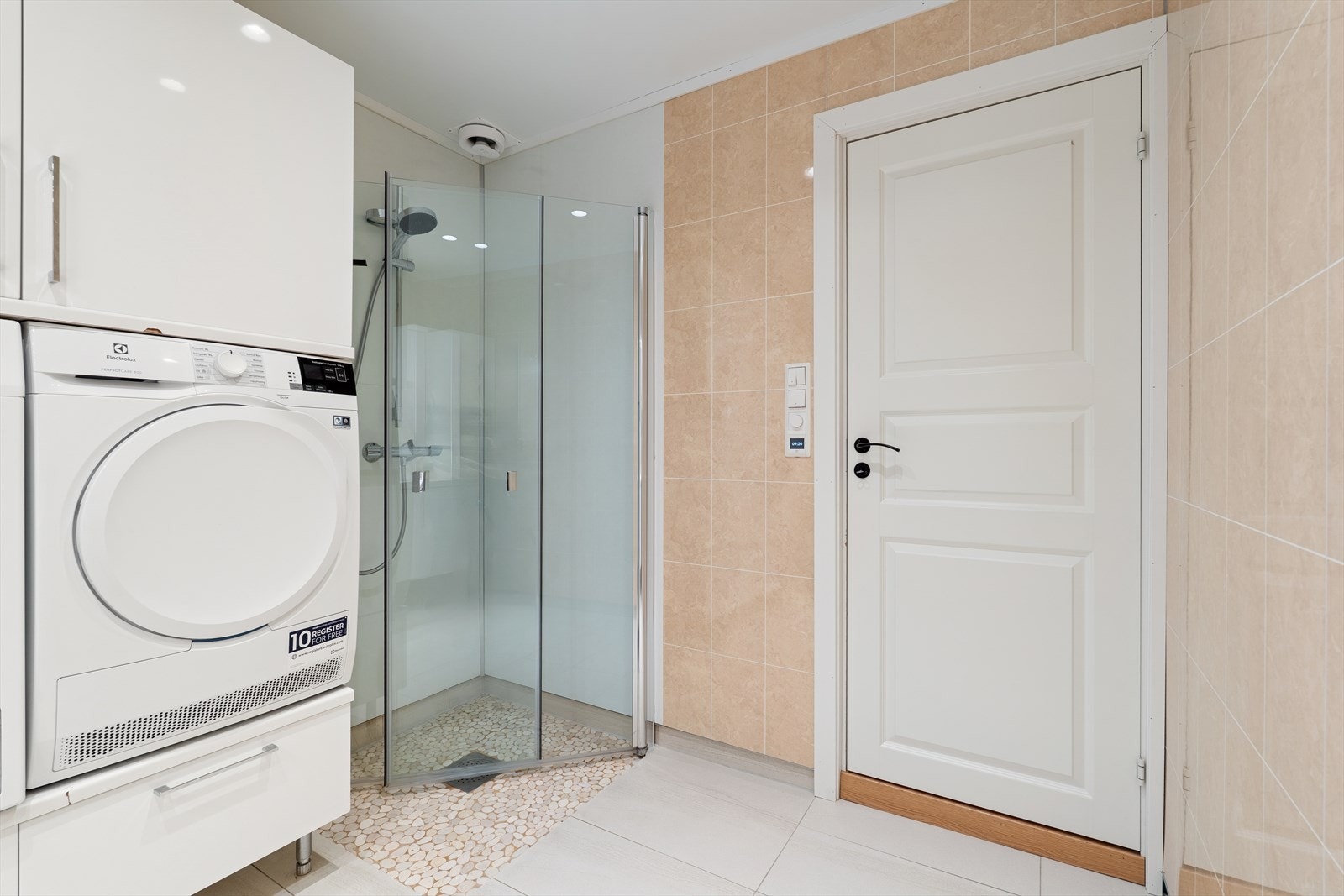 Rommet er utstyrt med en dusjnisje, baderomsinnredning med speil, og det er klargjort med opplegg for vaskemaskin. Galleribilde