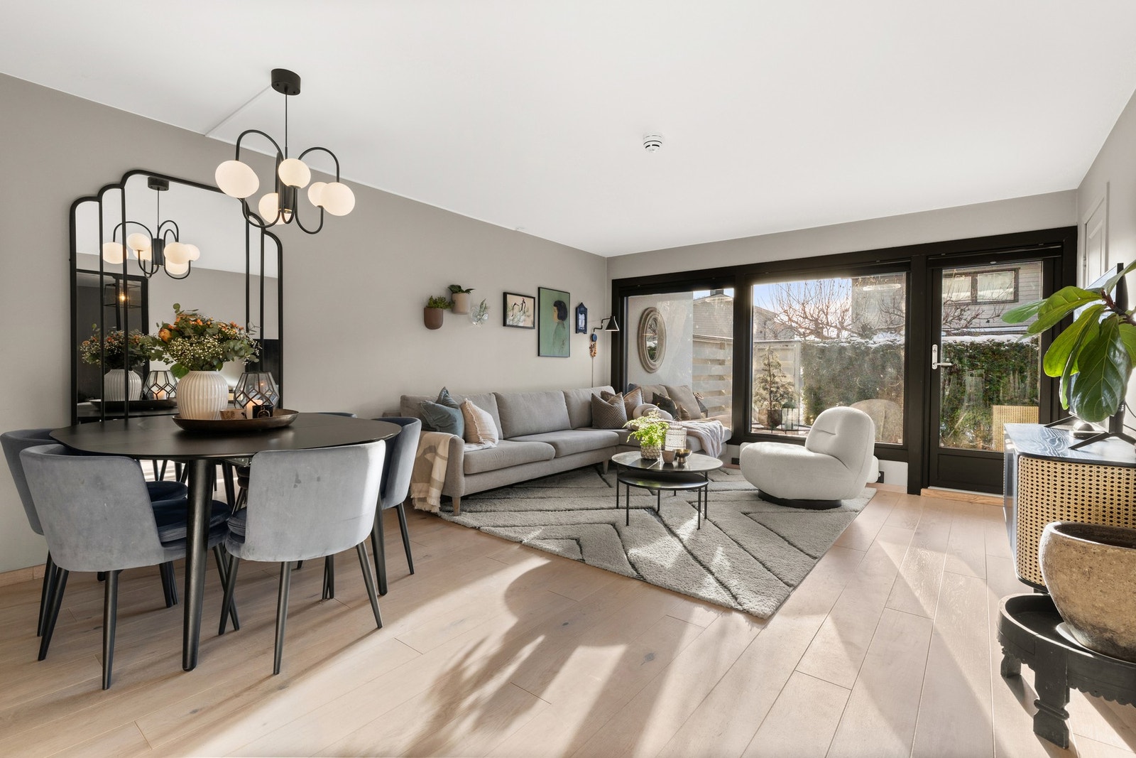 Inne i boligen er det nyere parkett på gulv, og alle vegg- og himlingsflater er sparklet og malt Galleribilde