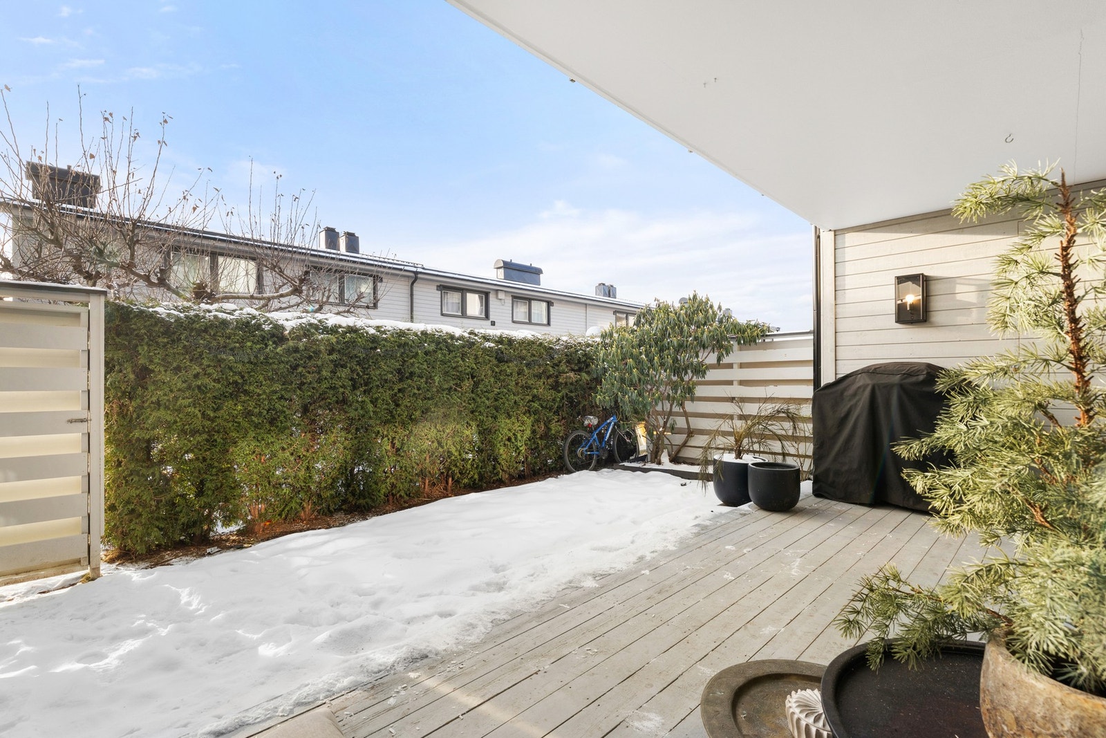 Utgang fra stue til sydvendt uteplass på ca. 15 m² med tilhørende hageflekk Galleribilde