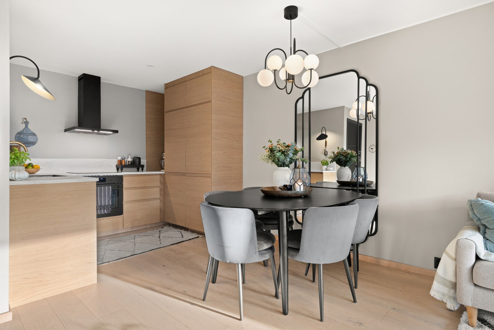 Innredningen er fra IKEA, med glatte fronter og integrerte hvitevarer Galleribilde