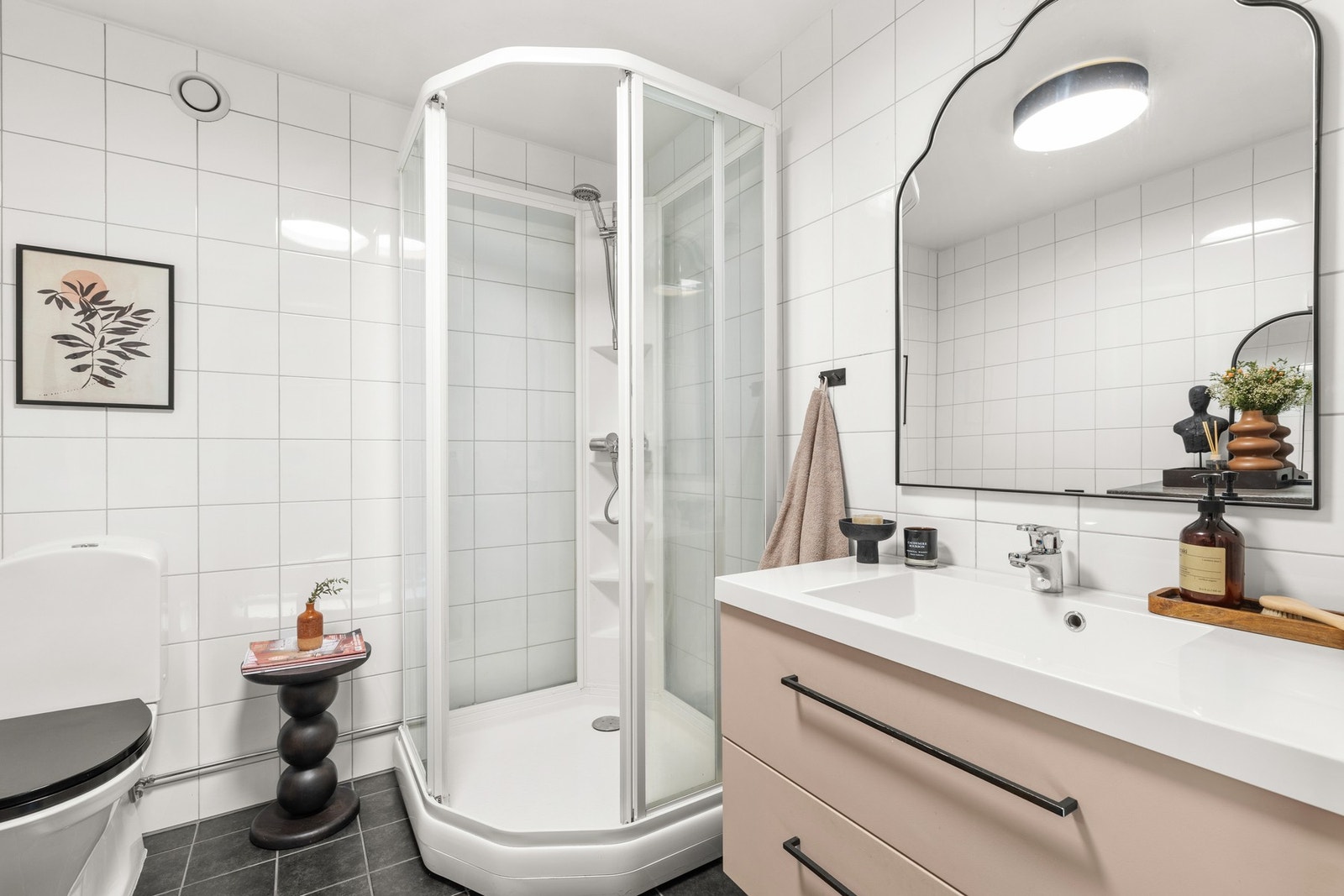 Eldre baderom med flislagte vegg- og gulvflater Galleribilde