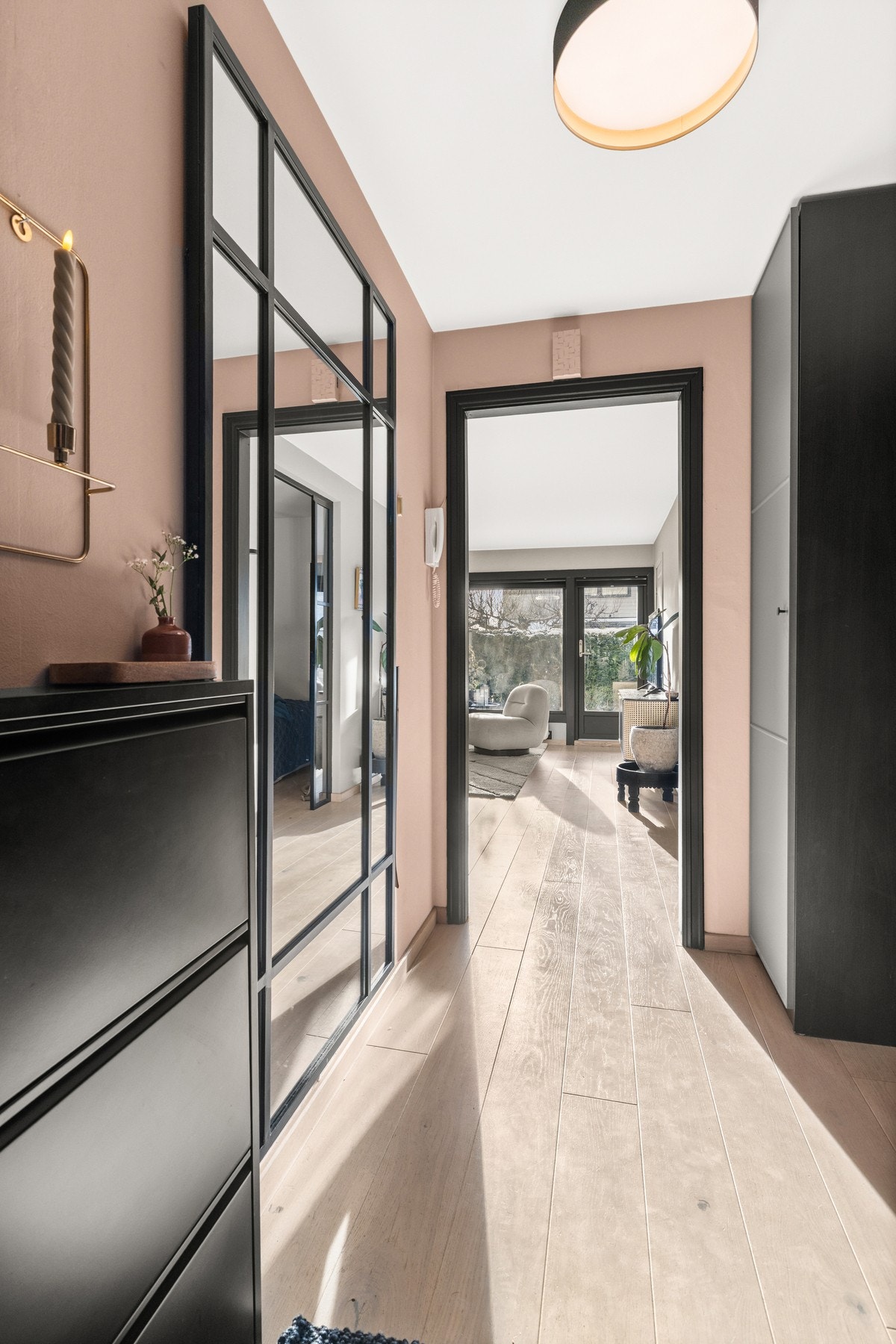 Entreen har to garderobeskap som gir godt med oppbevaring Galleribilde