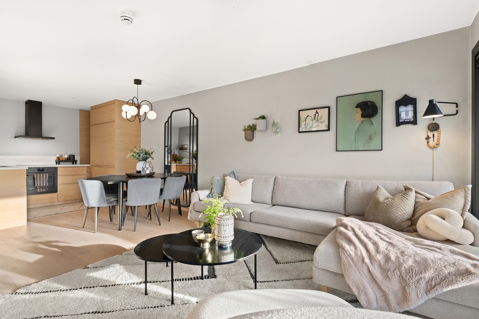 Leiligheten er omfattende oppgradert med nyere overflater og stilrene fargevalg Galleribilde