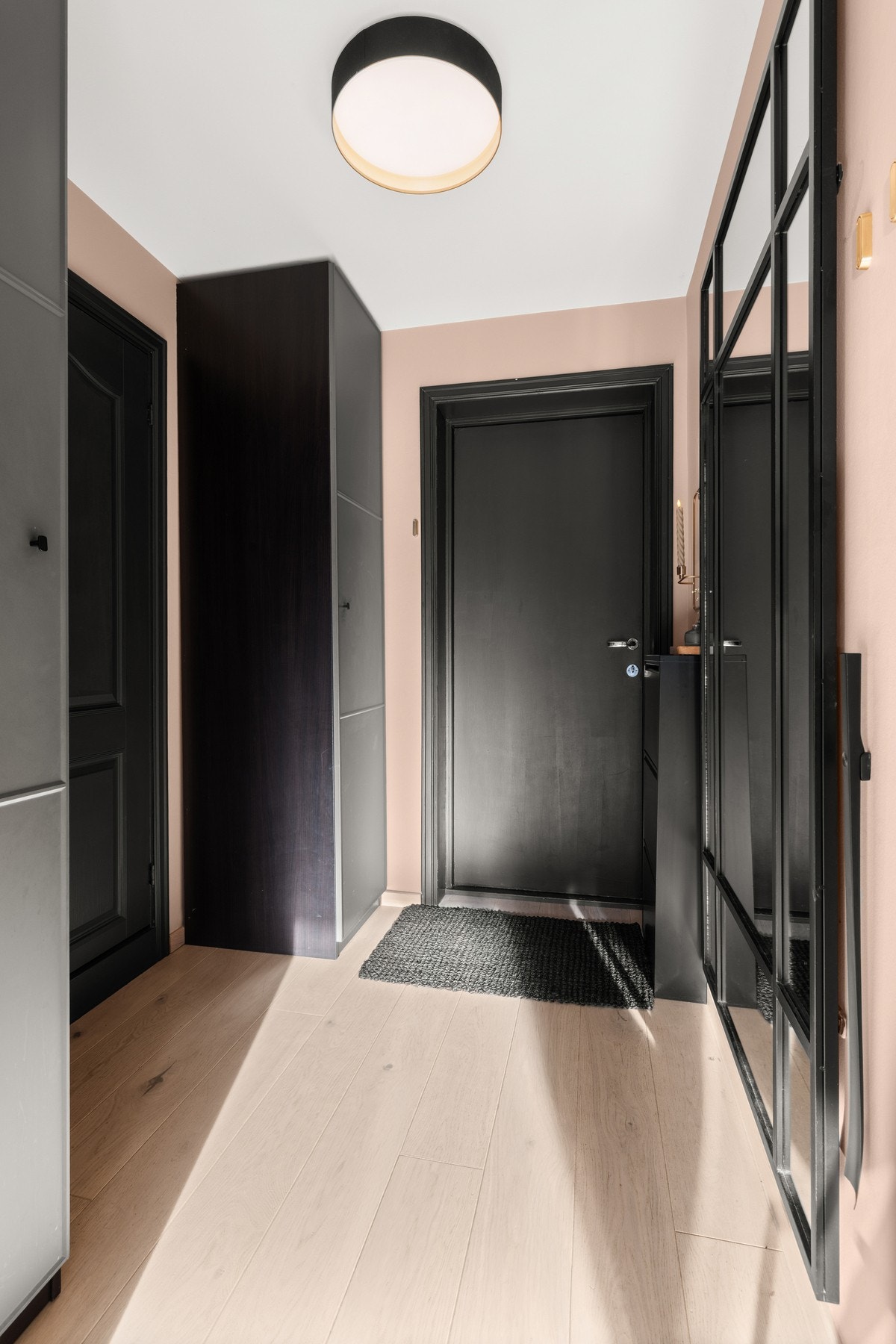 Hyggelig inngangsparti med god plass til å henge fra seg yttertøy og sko Galleribilde