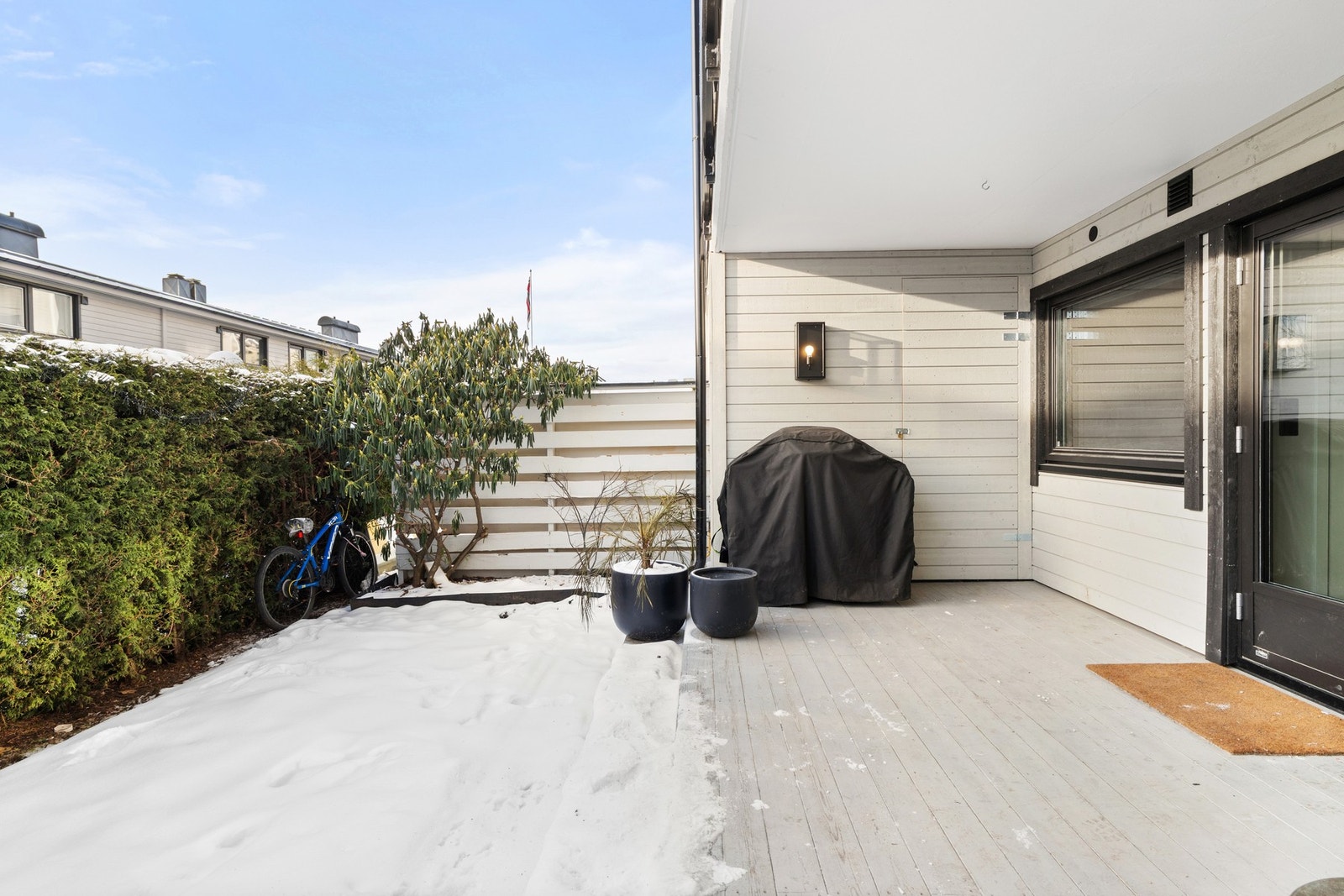 Det er også en utebod på ca. 2,5 m² knyttet til uteplassen Galleribilde