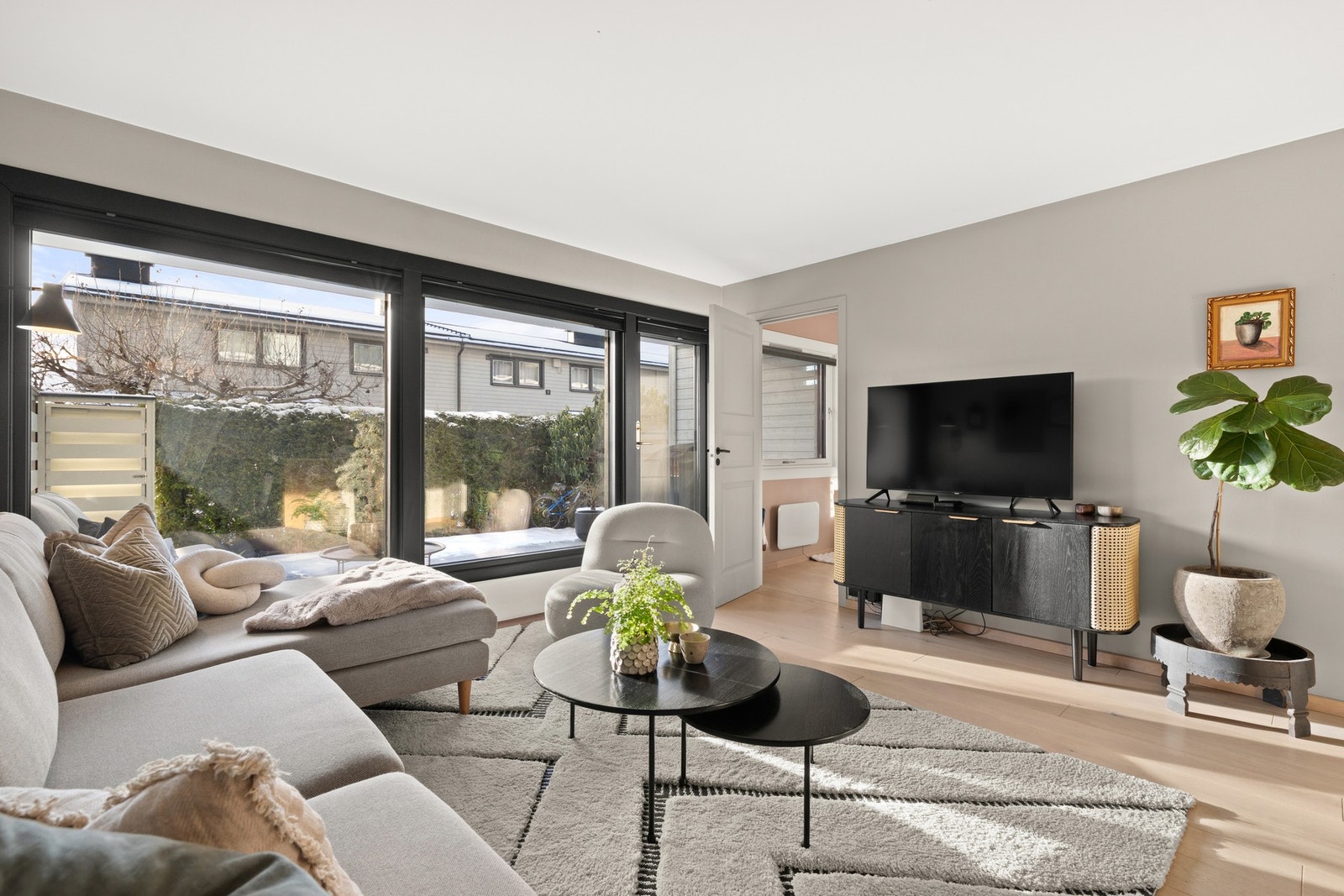 Yttervegger er også nylig etterisolert, og utvendige overflater er nymalte fra 2025 Galleribilde