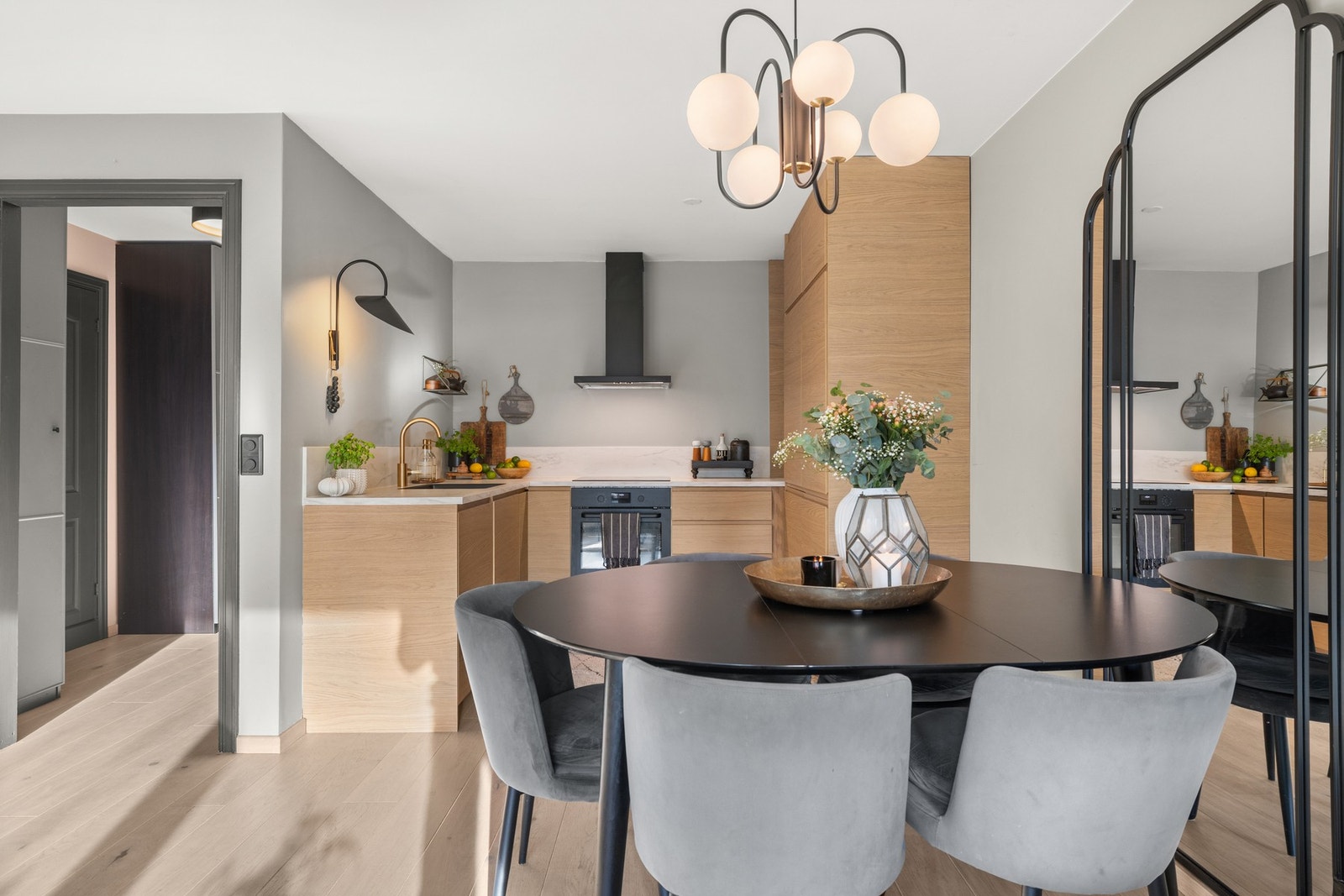 Kjøkken ligger i en åpen og sosial løsning mot stuen, og har innredning fra 2025 Galleribilde