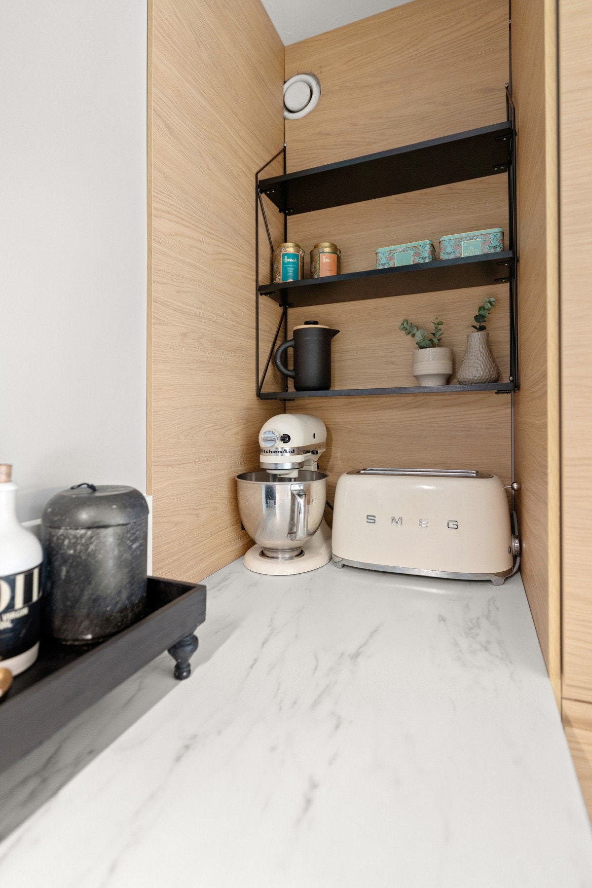 God utnyttelse av plass med praktisk nisje i kjøkkenhjørnet Galleribilde