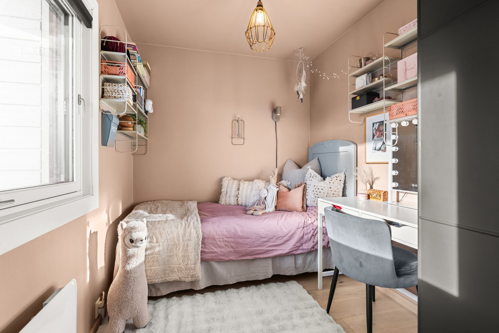 Boligen har et soverom med plass til seng og tilhørende møblement Galleribilde