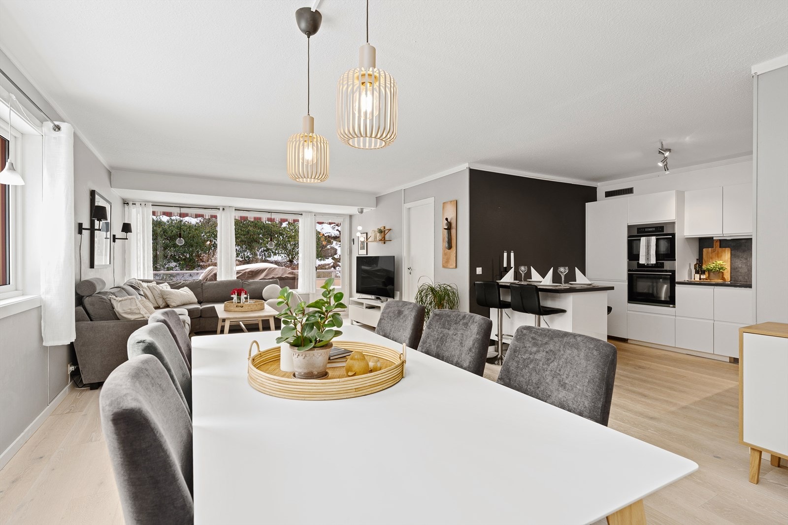 I 2019 ble det lagt nytt parkettgulv fra Boen i mellomgang og i den åpne stue/kjøkkenløsningen. Galleribilde