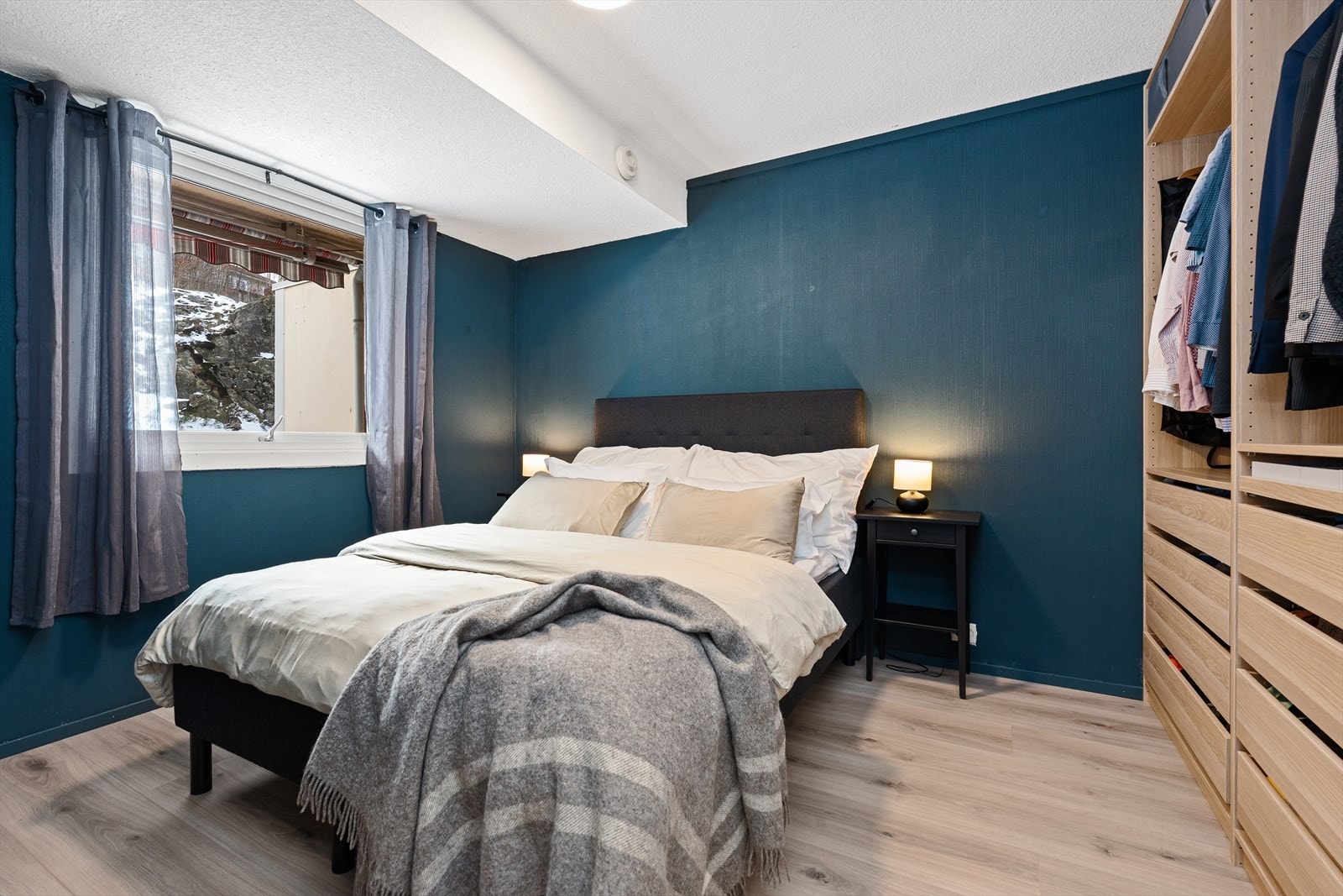 Leiligheten inneholder hele 3 soverom. Hovedsoverommet er av god størrelse med plass til dobbeltseng med tilhørende nattbord, samt garderobeløsning. Galleribilde